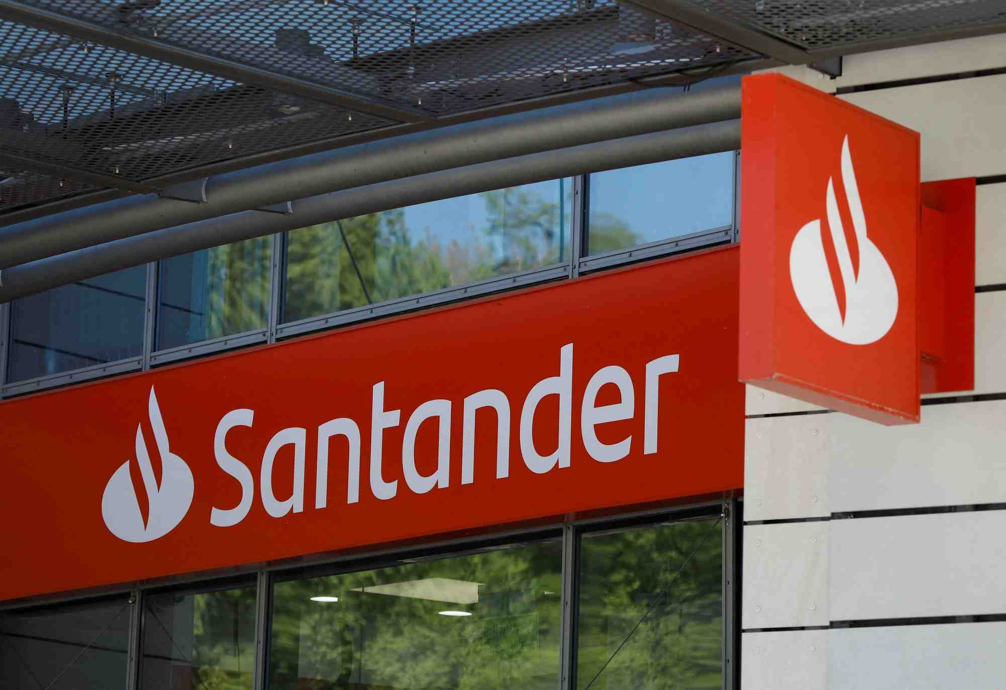 Santander: hausse de 58% du benefice au premier trimestre grace a la performance en europe