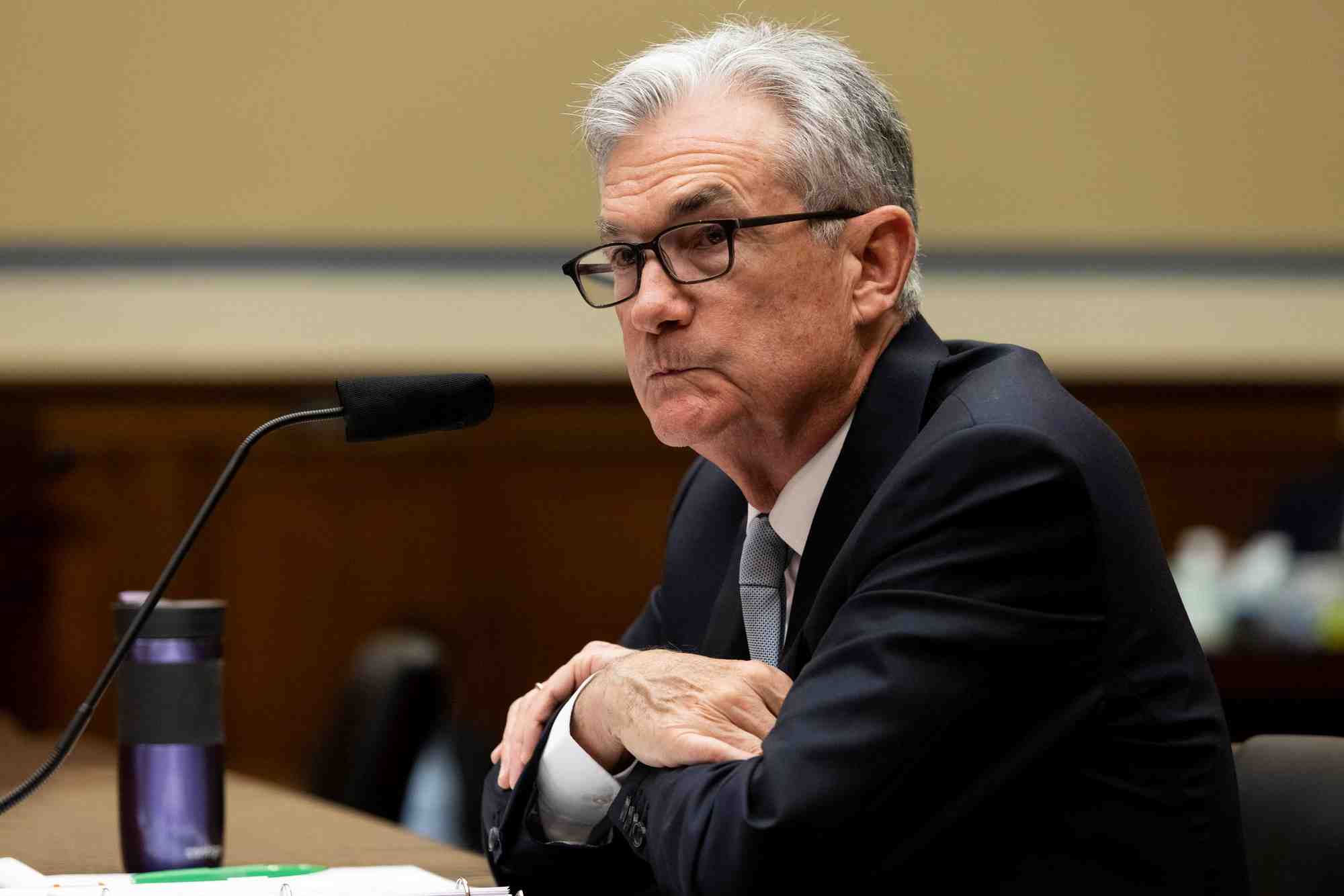 La politique monetaire de la fed risque de freiner l'economie, dit powell