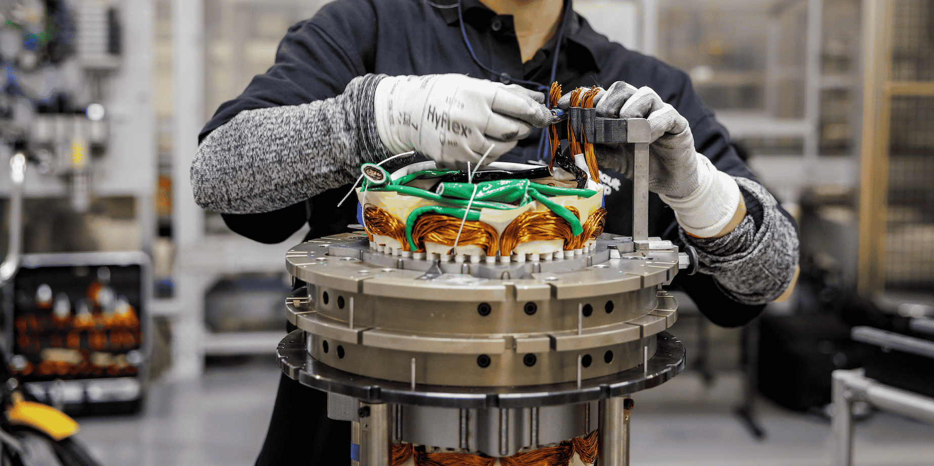 Une opératrice monte un moteur électrique de nouvelle génération à l'usine Renault de Cléon.