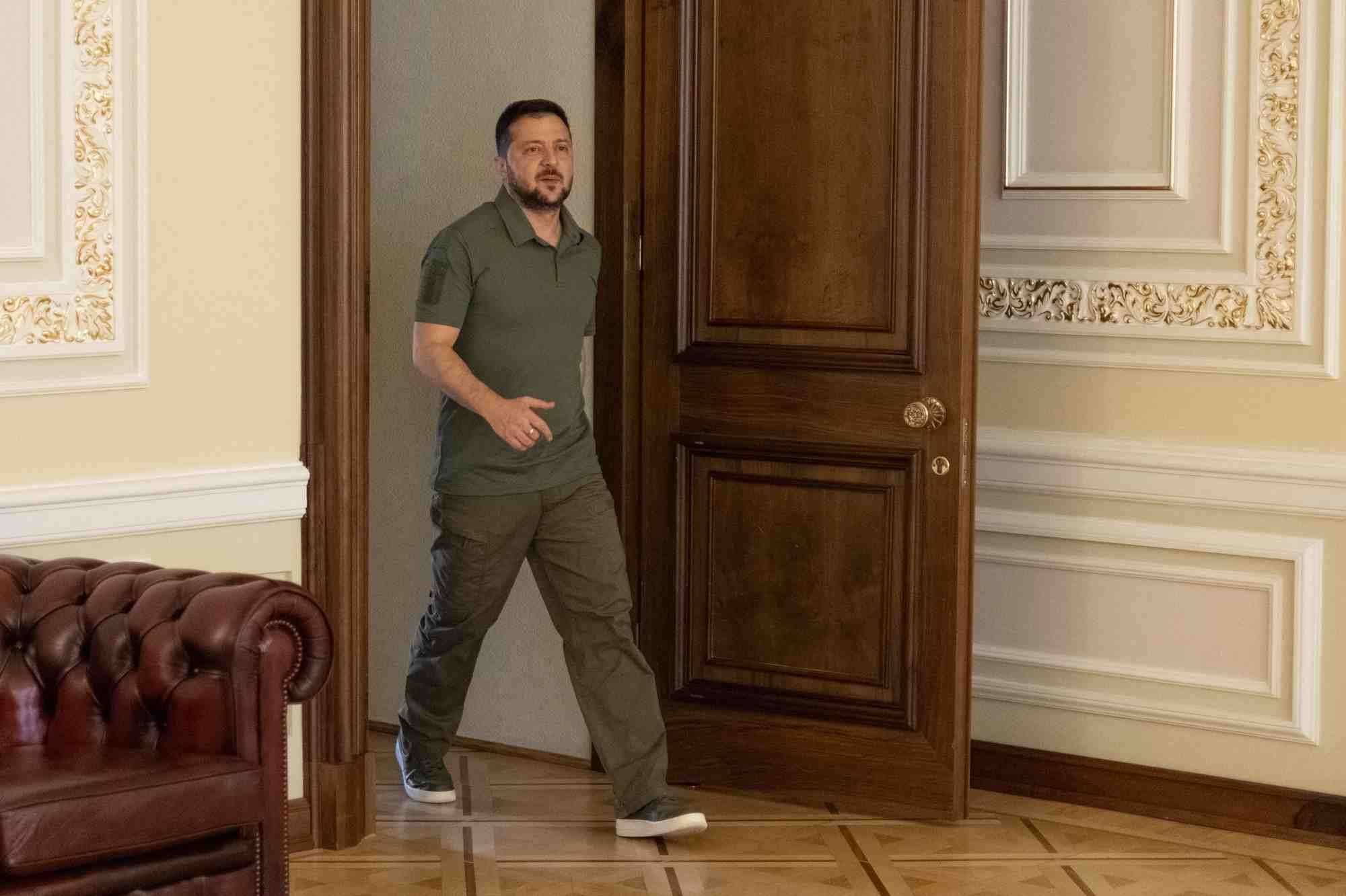Le president de l'ukraine, volodymyr zelenskiy, arrive pour une interview avec reuters