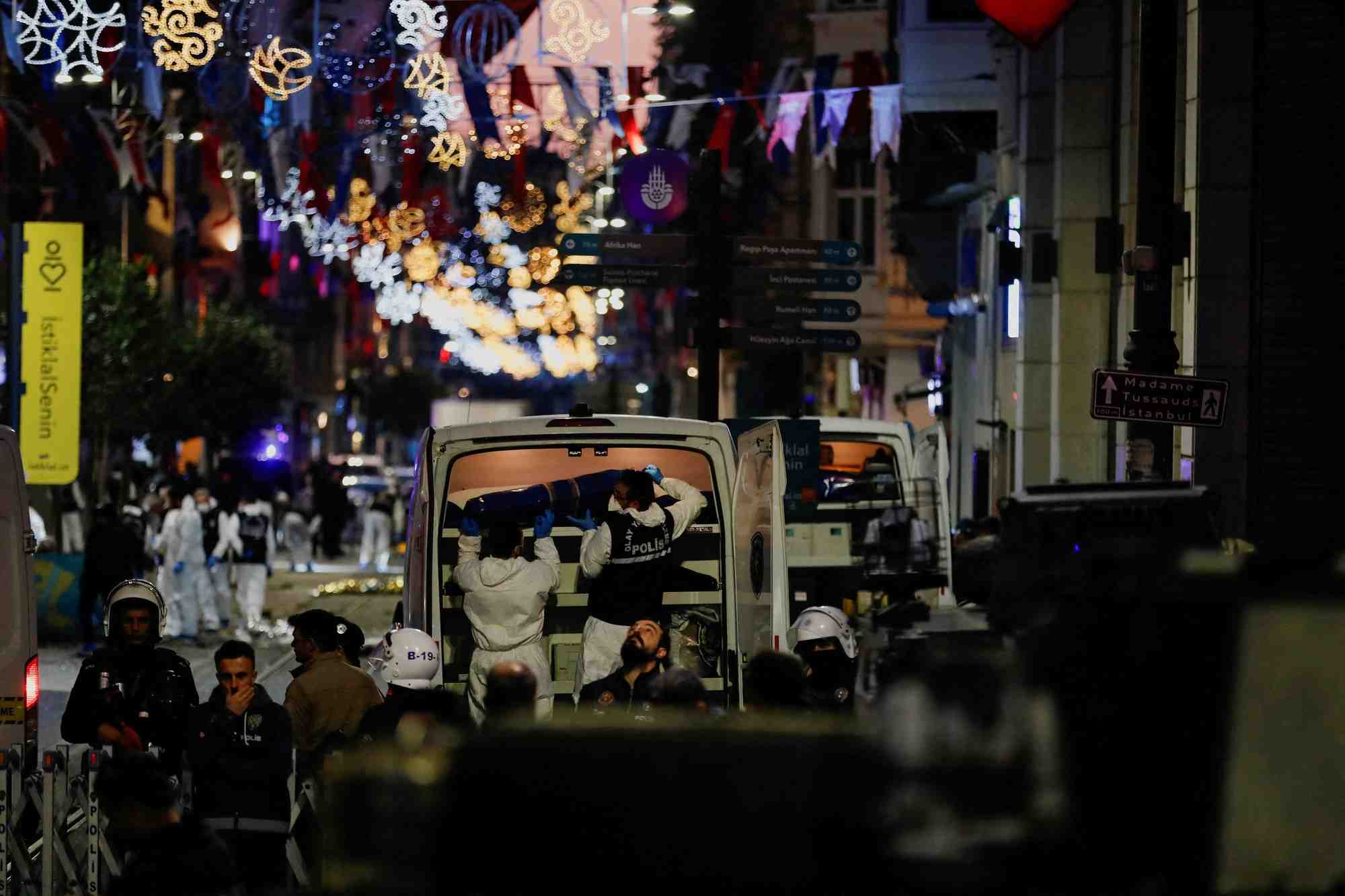 Des membres de la police apres une explosion dans la rue pietonne istiklal a istanbul