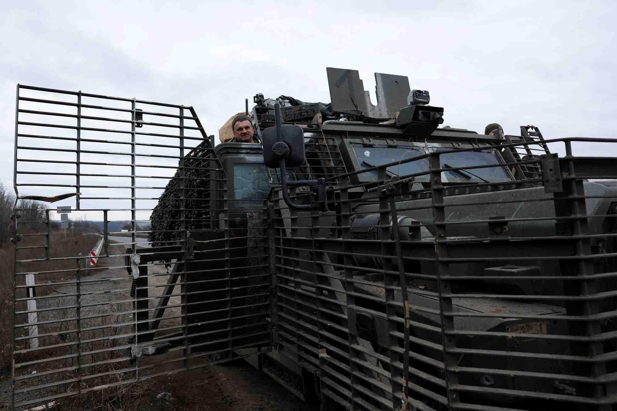 Un militaire ukrainien sortant d'un vehicule blinde wolfhound