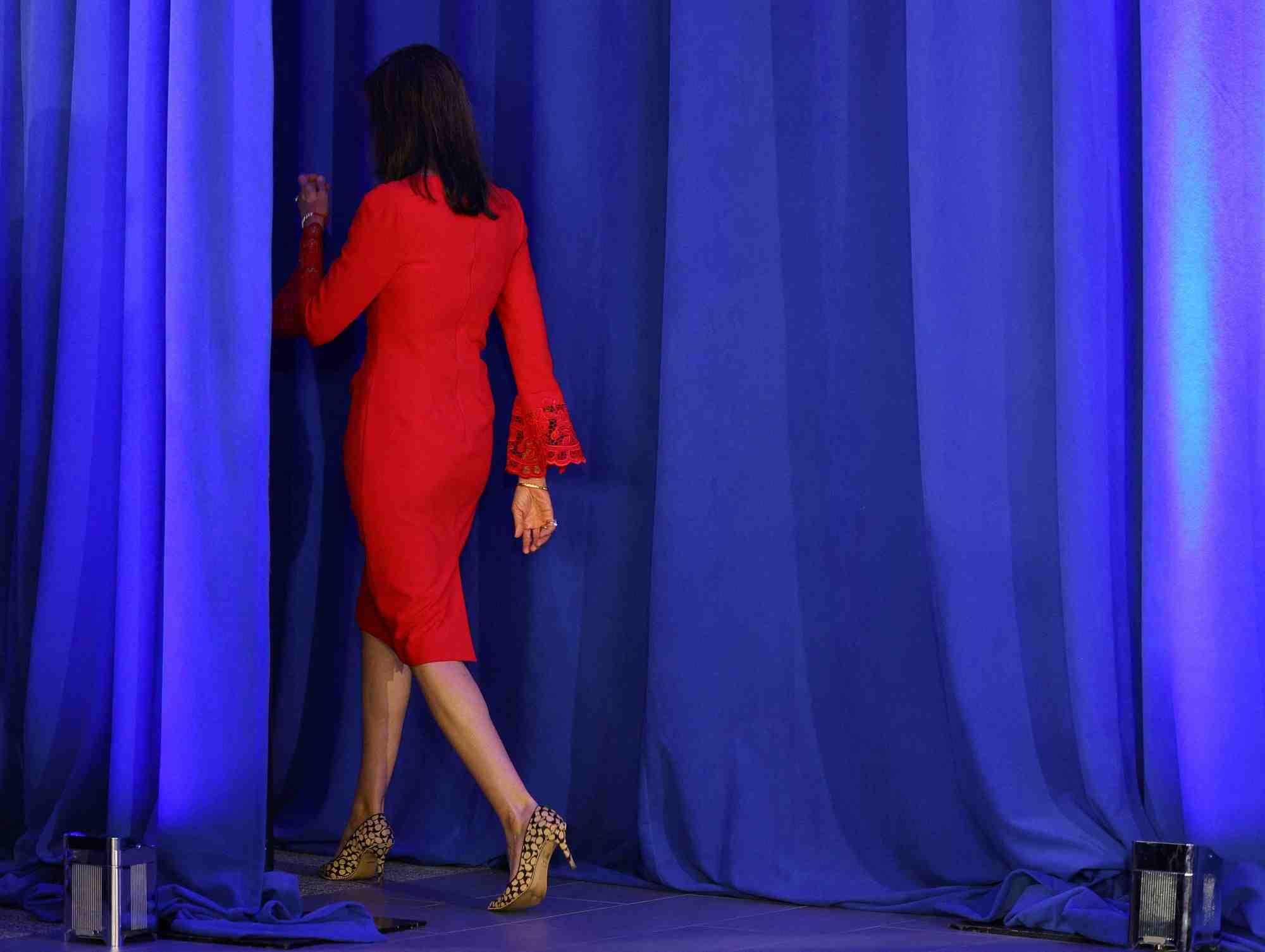 L'ex-candidate republicaine nikki haley, sortant de scene