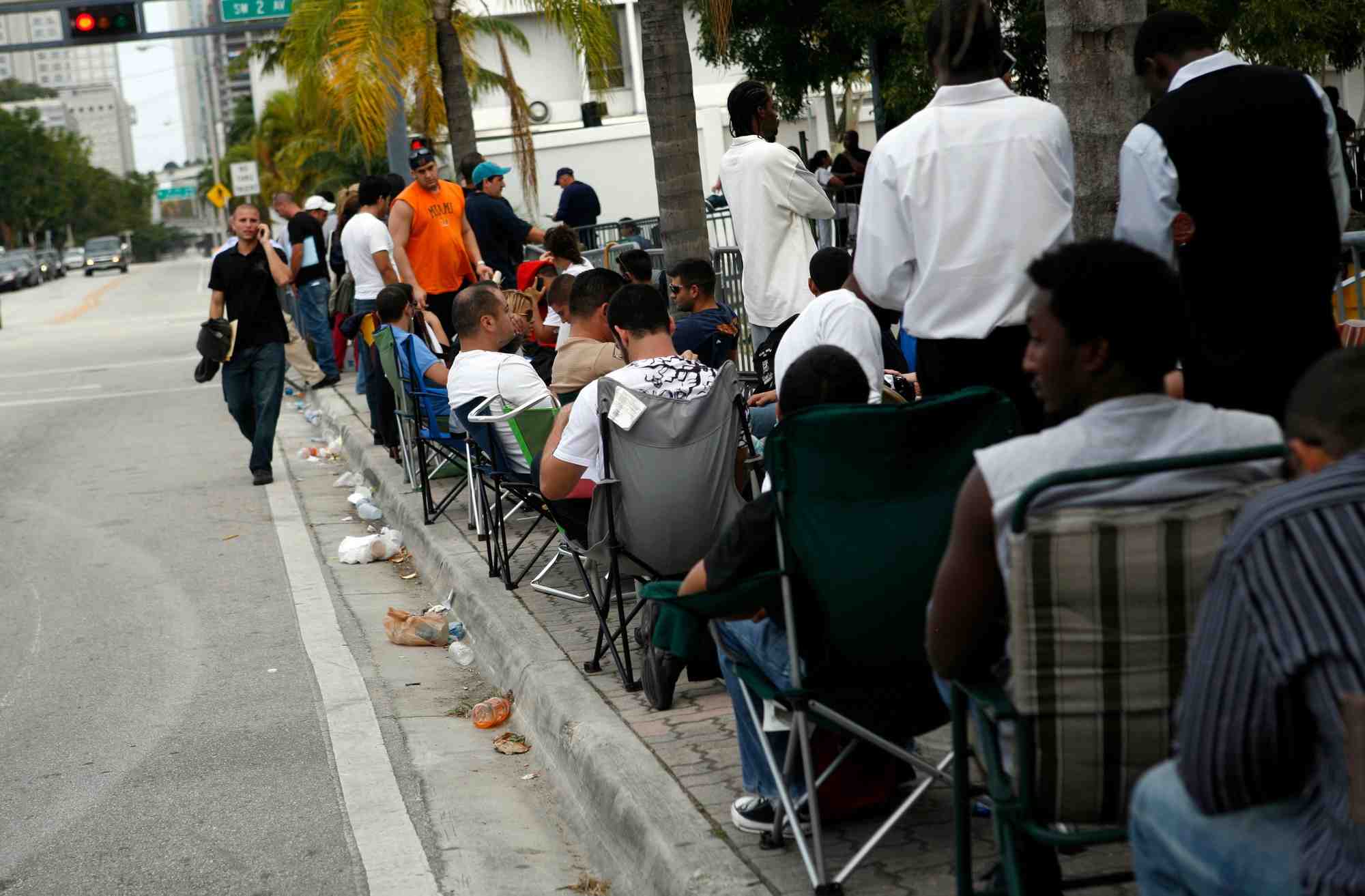 Des personnes font la queue pour deposer une candidature pour 35 postes de pompiers a miami