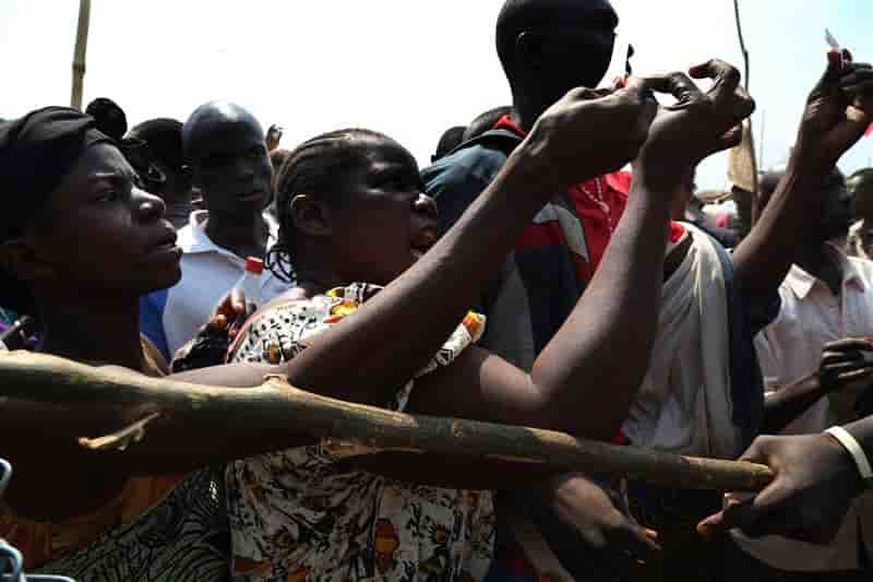 Distribution d'aide aux réfugiés près de l'aéroport de Bangui