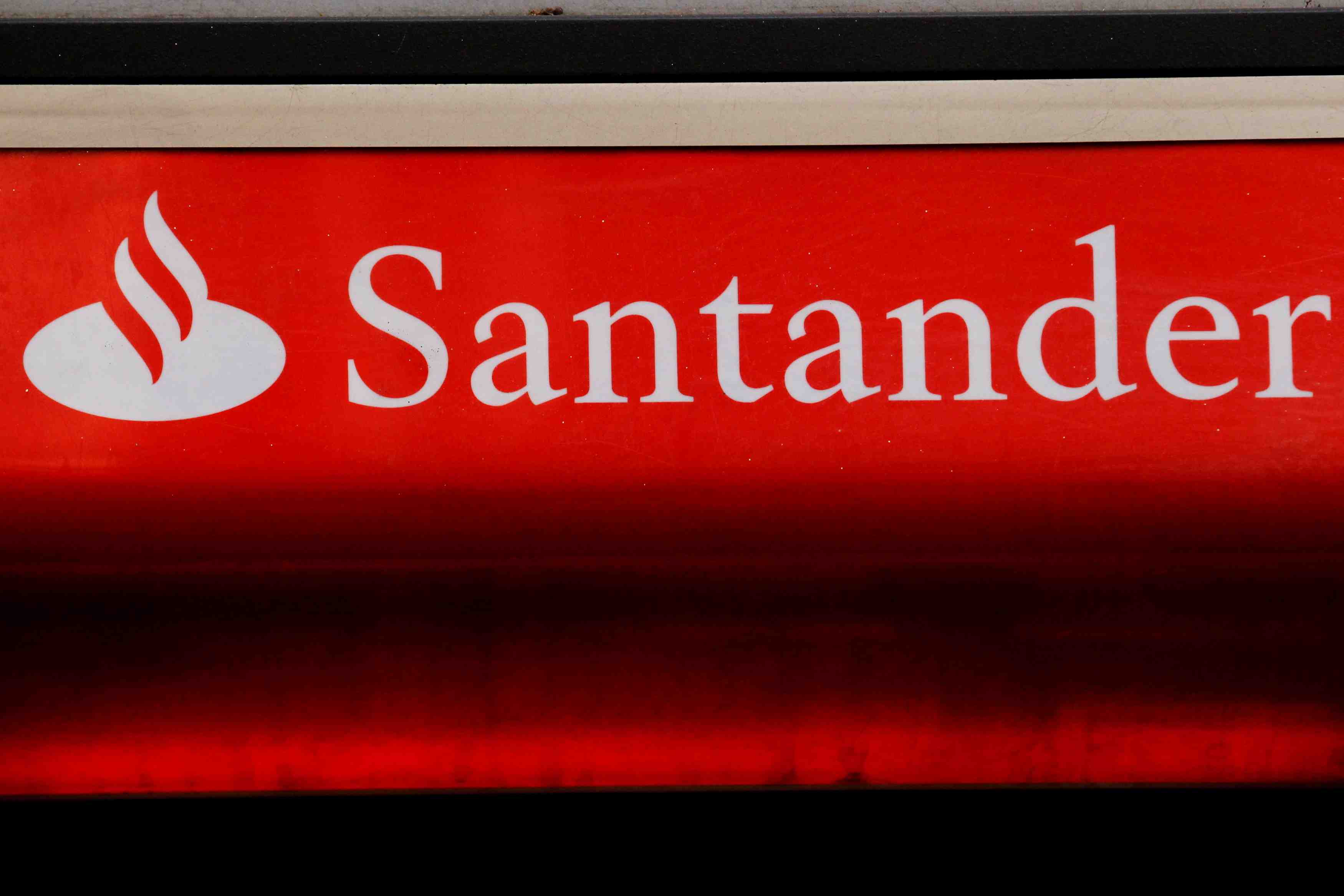 Santander: le benefice net depasse 2 milliards d'euros au t2 grace a la reduction des provisions
