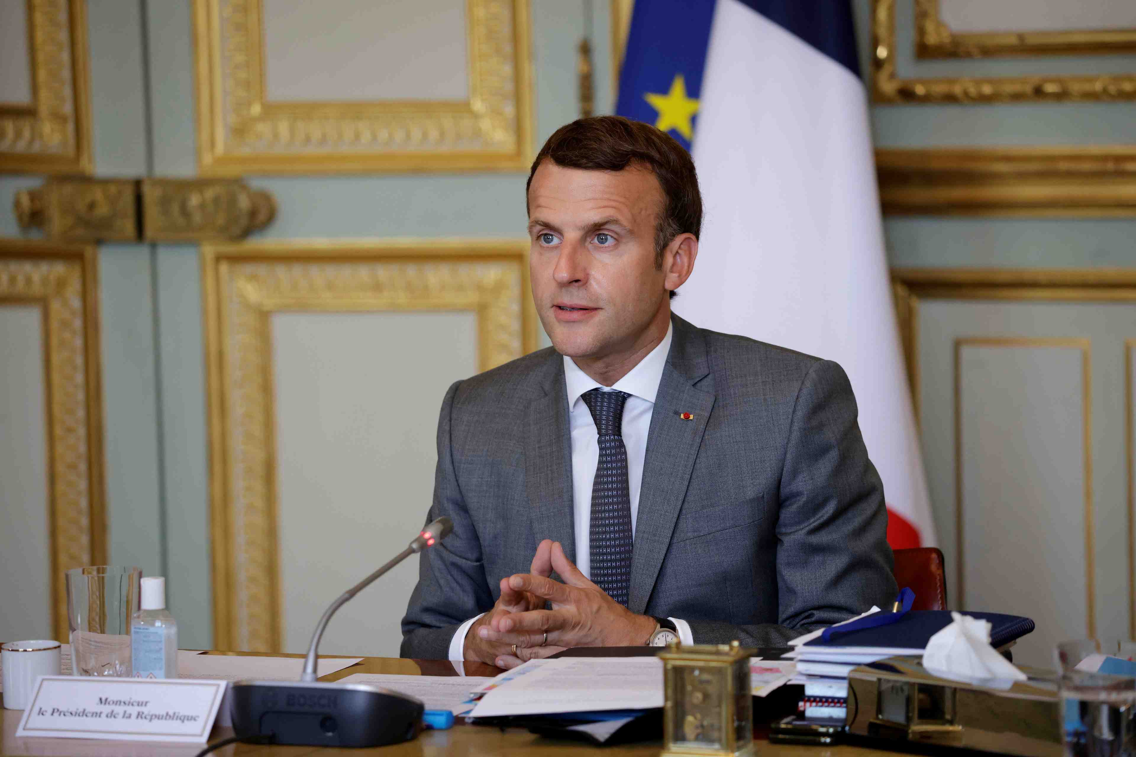 Des proches de macron preparent les esprits a une candidature du president