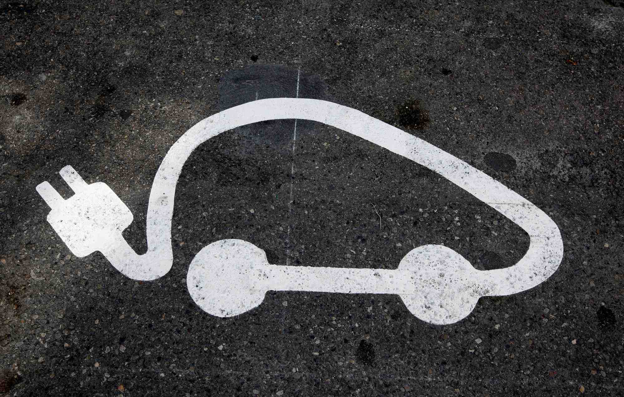France: 10e mois de recul du marche auto, les modeles electrifies prennent la tete