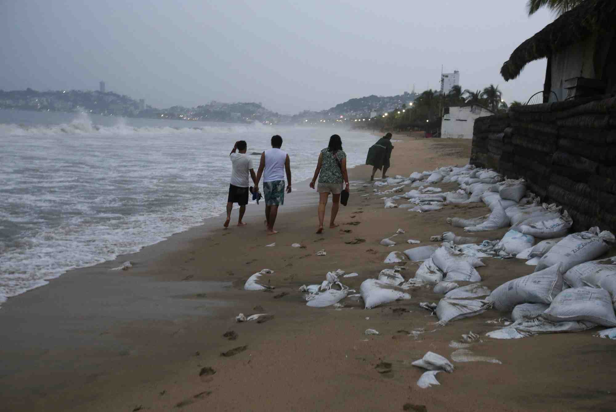 L'ouragan otis devrait frapper acapulco en tant que tempete de categorie 5