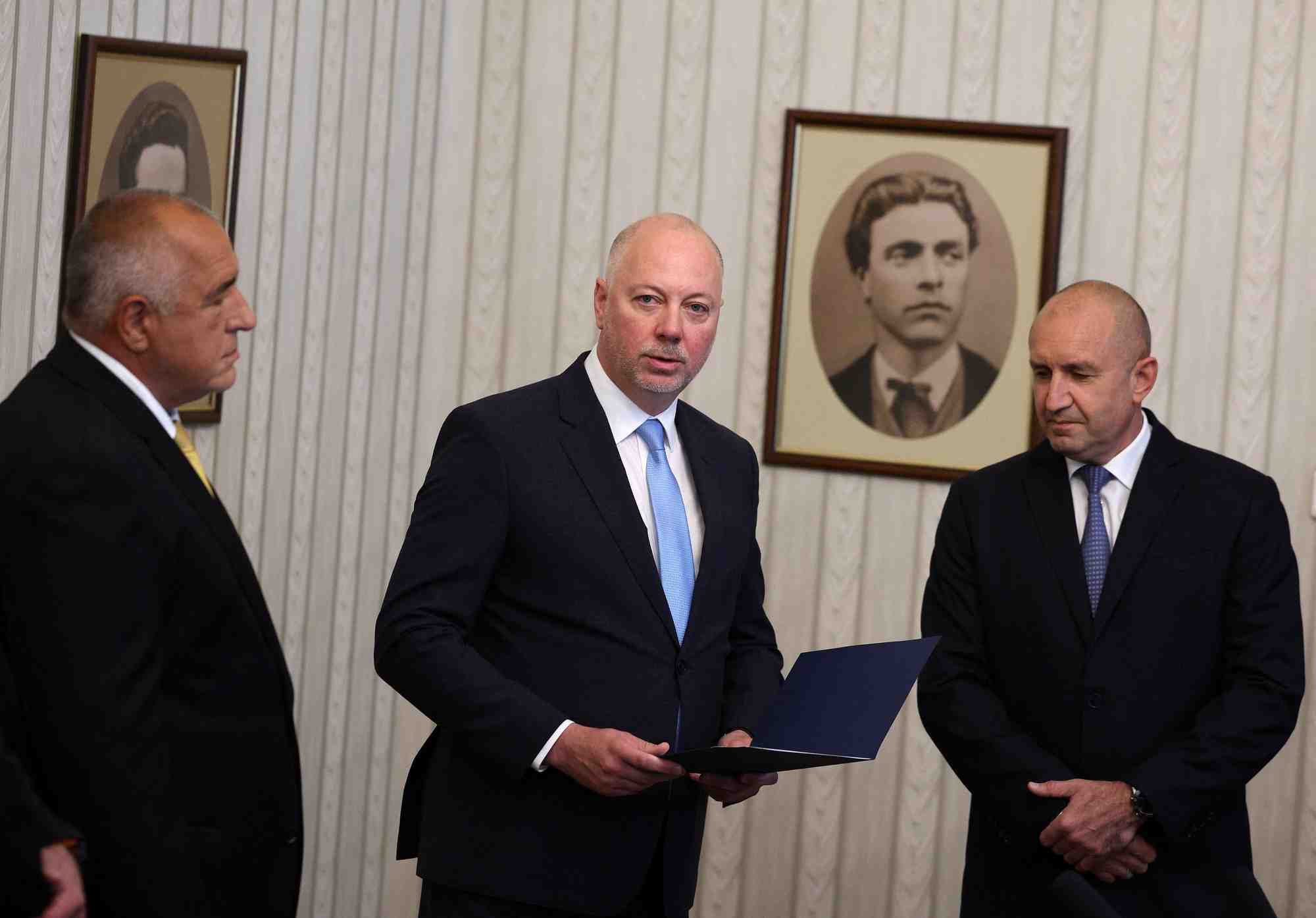 Rosen zhelyazkov (centre) presente les documents au president bulgare rumen radev (droite) a sofia