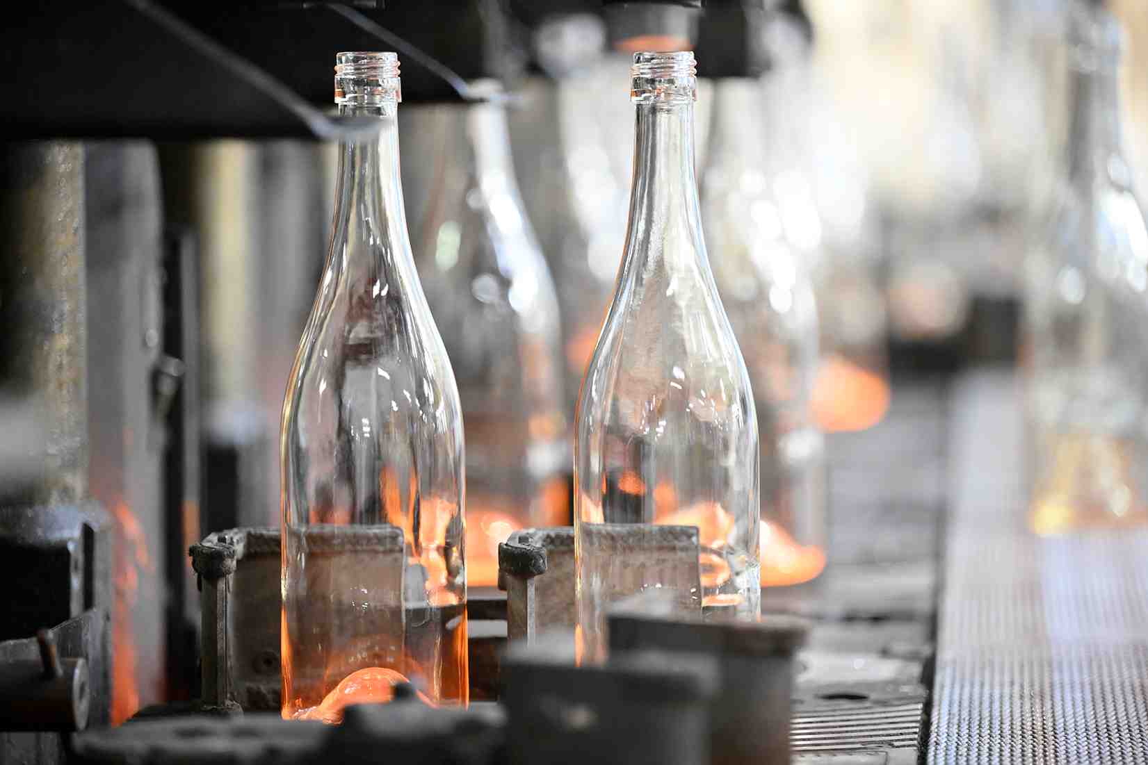 Verallia (ici l’usine de Cognac, est le troisième producteur mondial de l’emballage en verre pour les boissons et les produits alimentaires. (Crédit : Franck Dunouau)