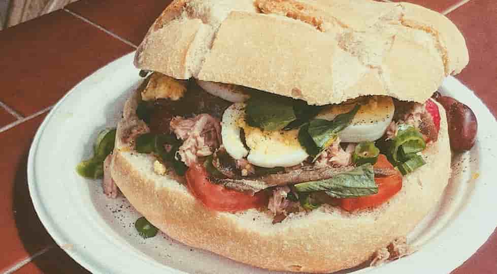 Le pan bagnat prétend à une labellisation européenne pour préserver son patrimoine culinaire.