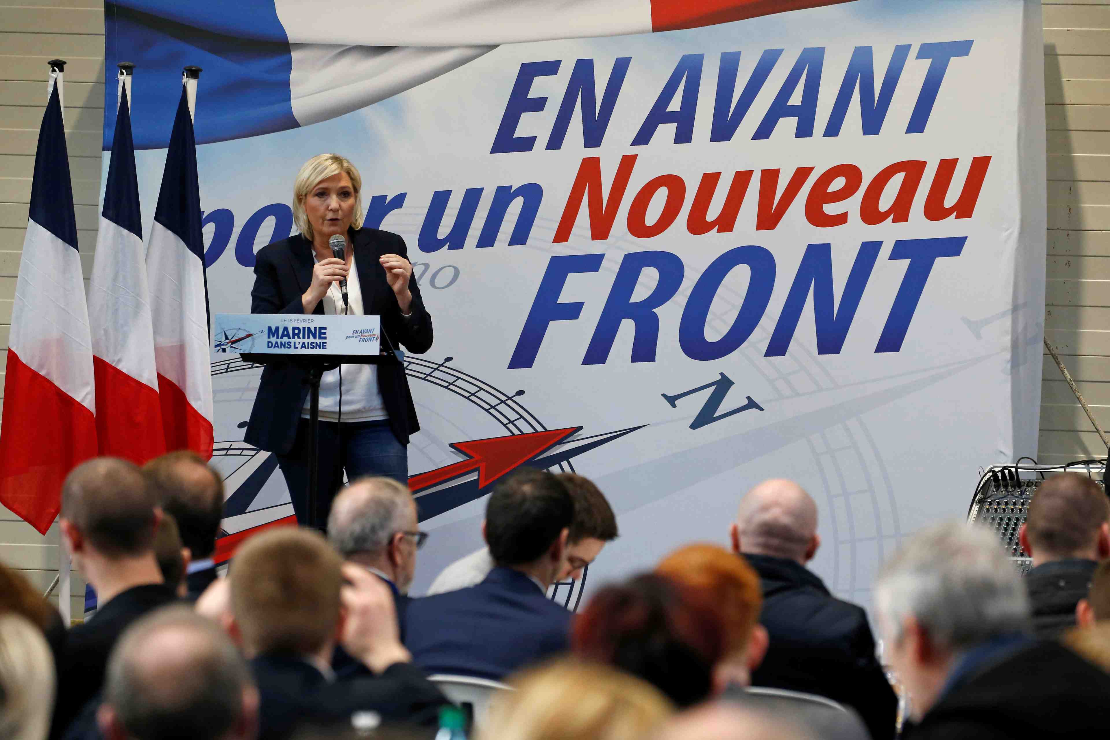 Marine le pen n'entend pas "rester accrochee" a son siege