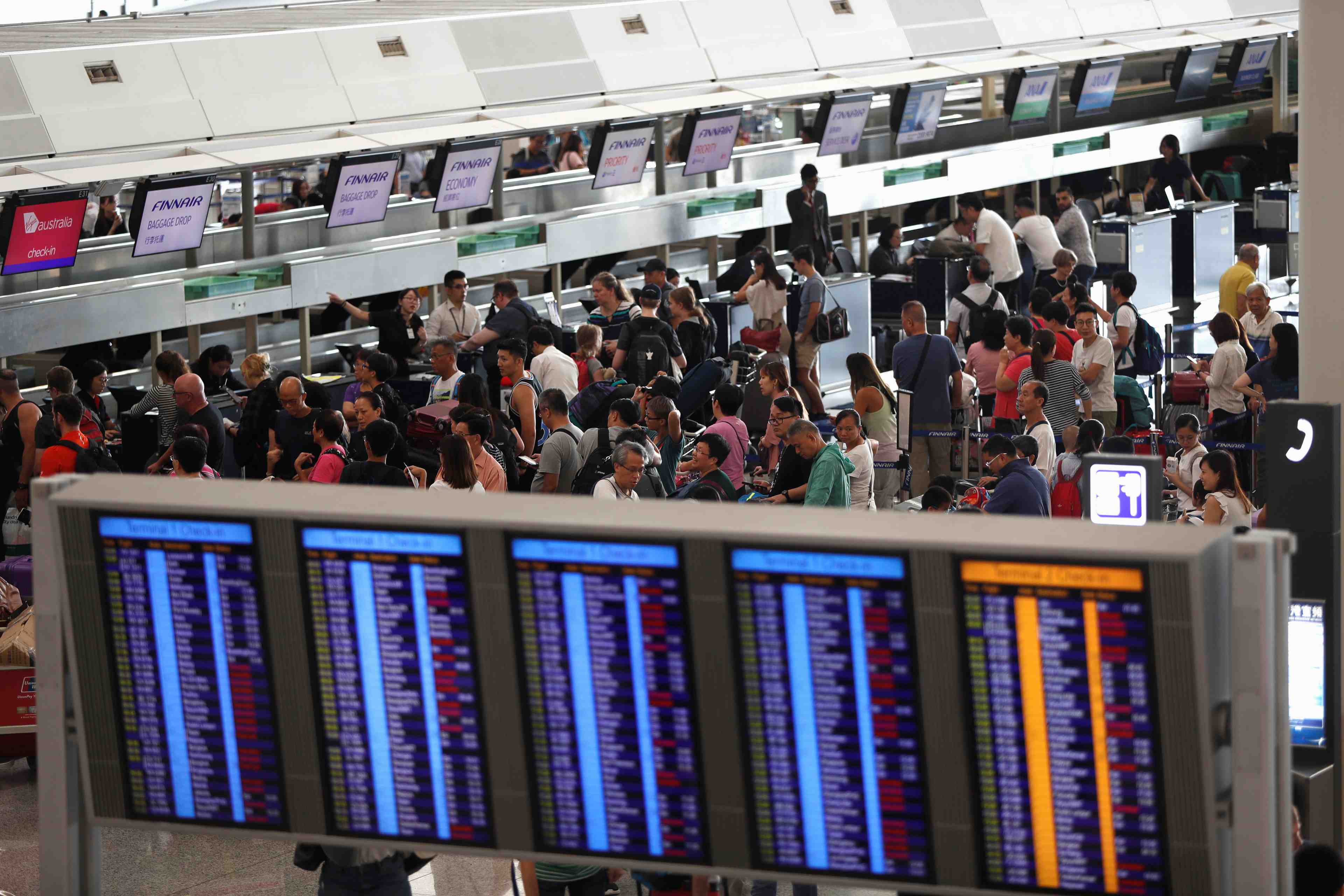 Reouverture de l'aeroport de hong kong, le trafic aerien perturbe
