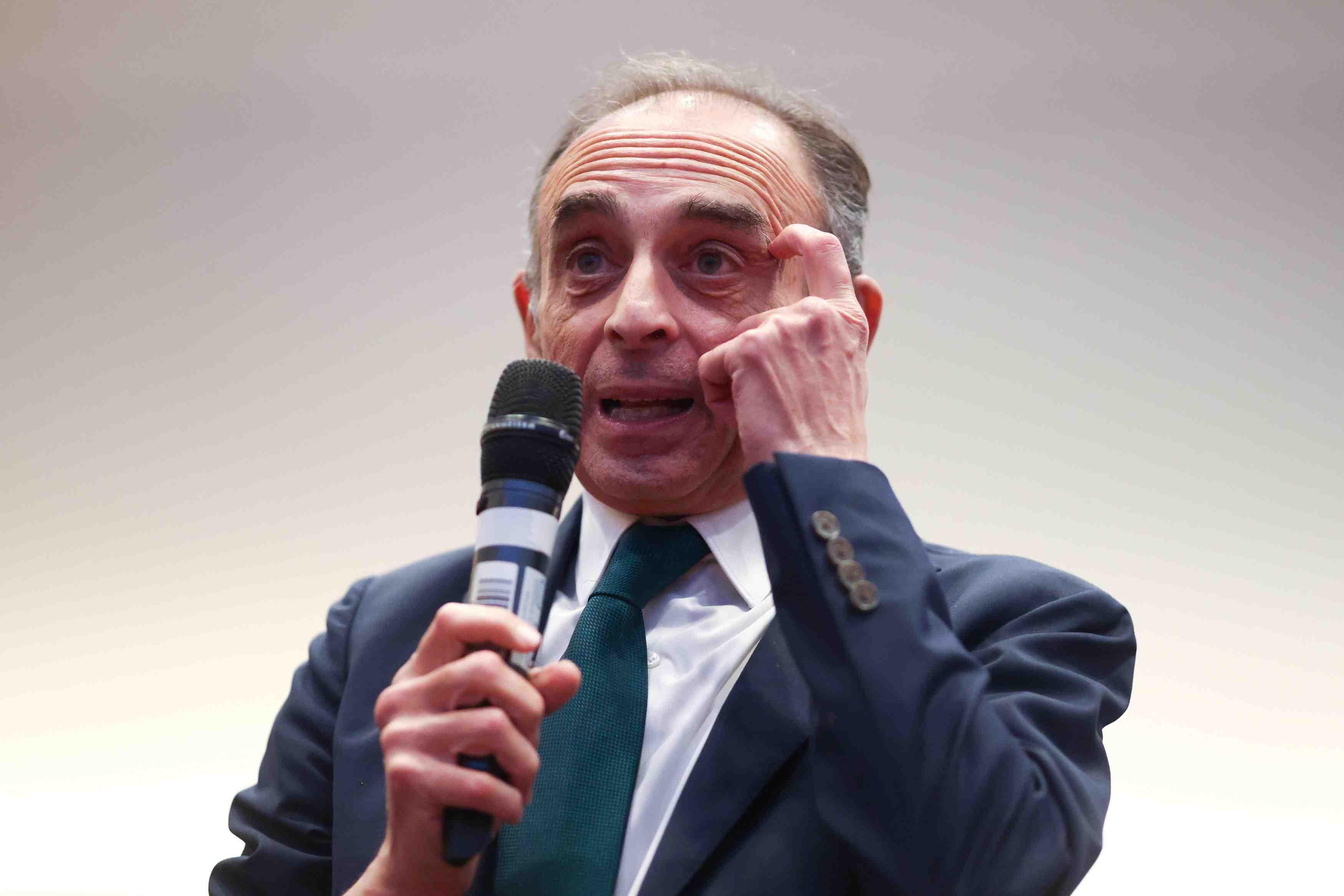 Sur le covid-19, "on en fait trop", dit eric zemmour
