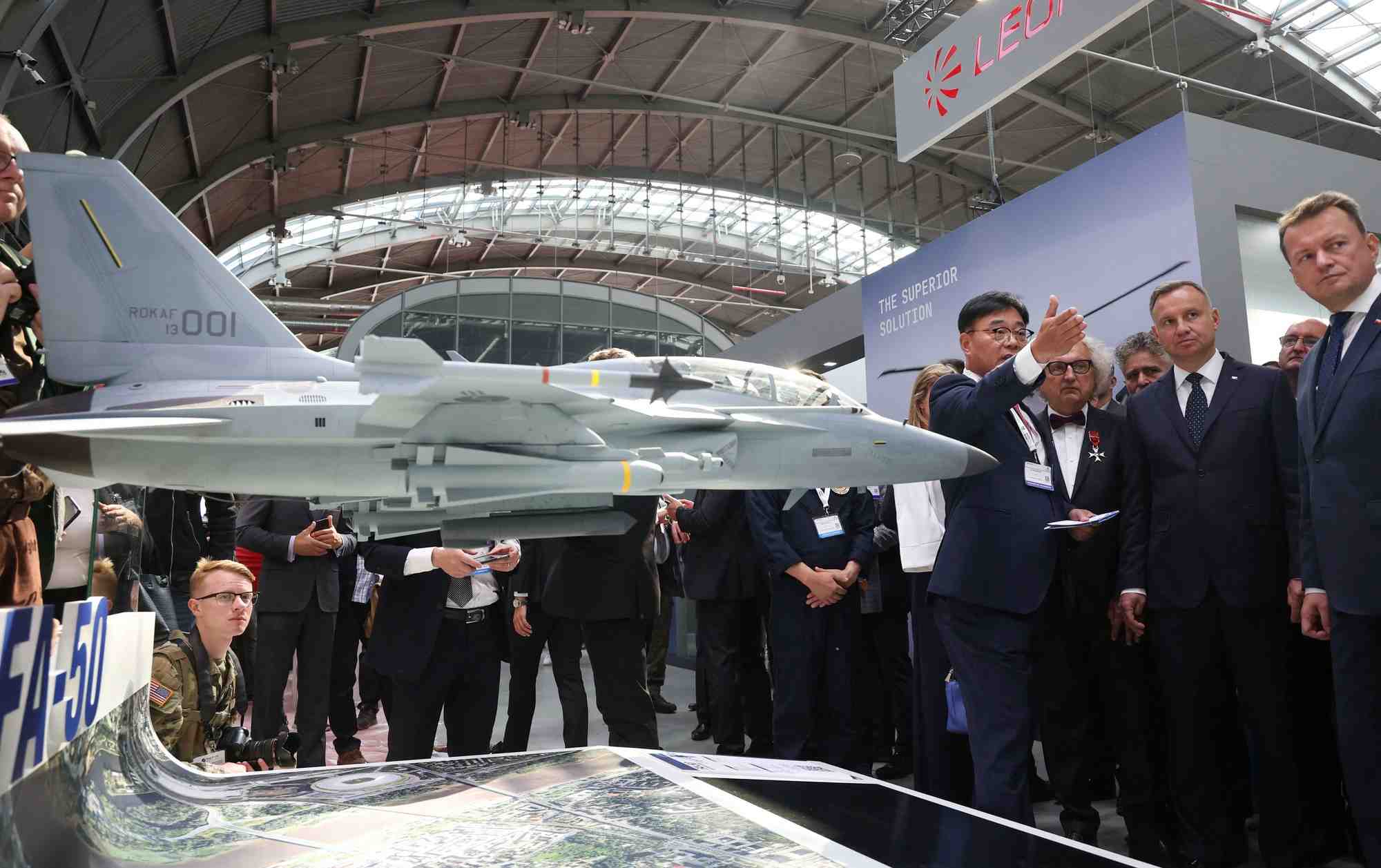 Photo d'archives du president polonais andrzej duda et du representant de korea aerospace industries ltd lee bong keun