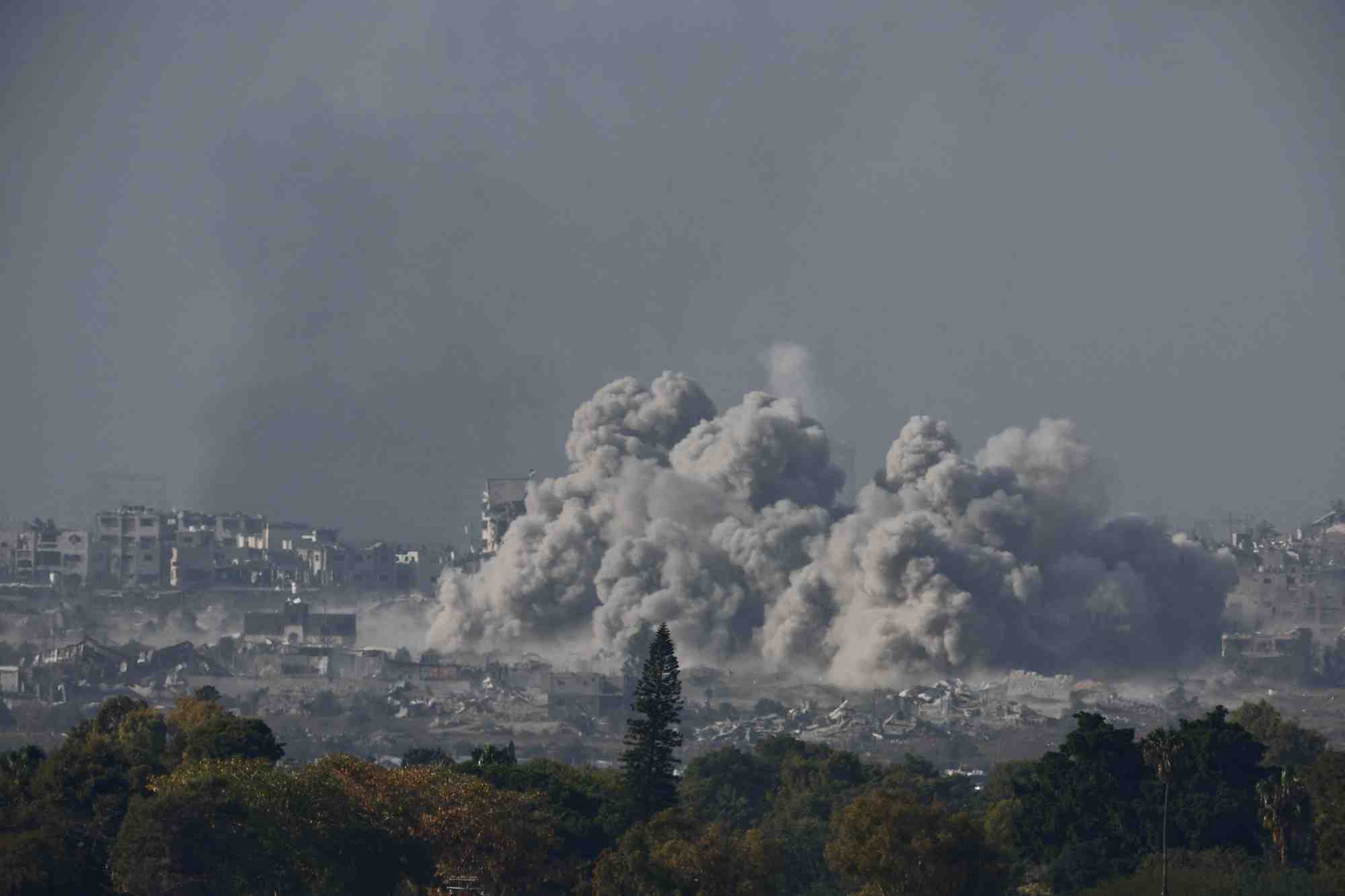 Fumee et debris apres une frappe aerienne israelienne dans le centre de gaza