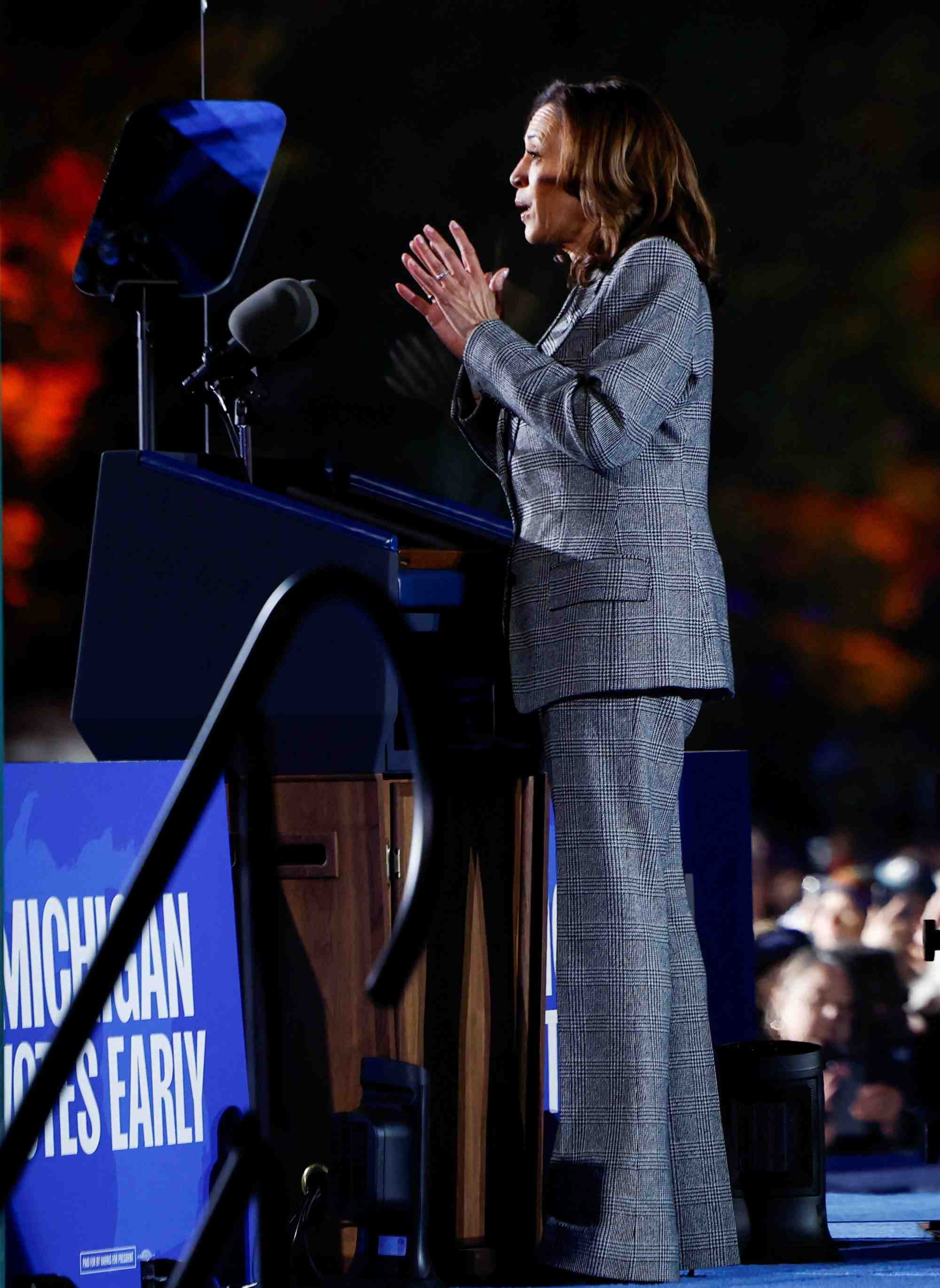 La candidate democrate a l'election presidentielle kamala harris fait campagne a ann arbor