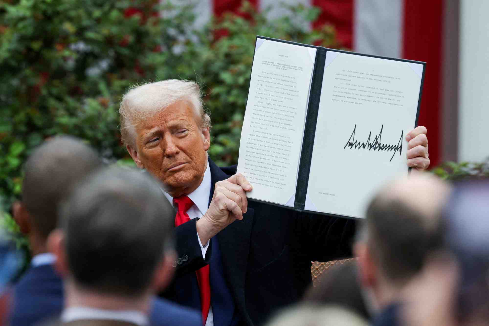 Avec 124 décrets signés au total depuis son investiture, Donald Trump détient un record.