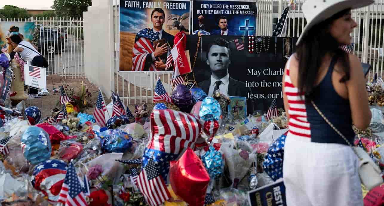 Les sympathisants de l’activiste ultra-conservateur Charlie Kirk, tué par balle lors d'un événement à l'université d'Utah Valley, se sont rassemblés devant le siège de Turning Point USA à Phœnix (Arizona), aux États-Unis, le 19 septembre.