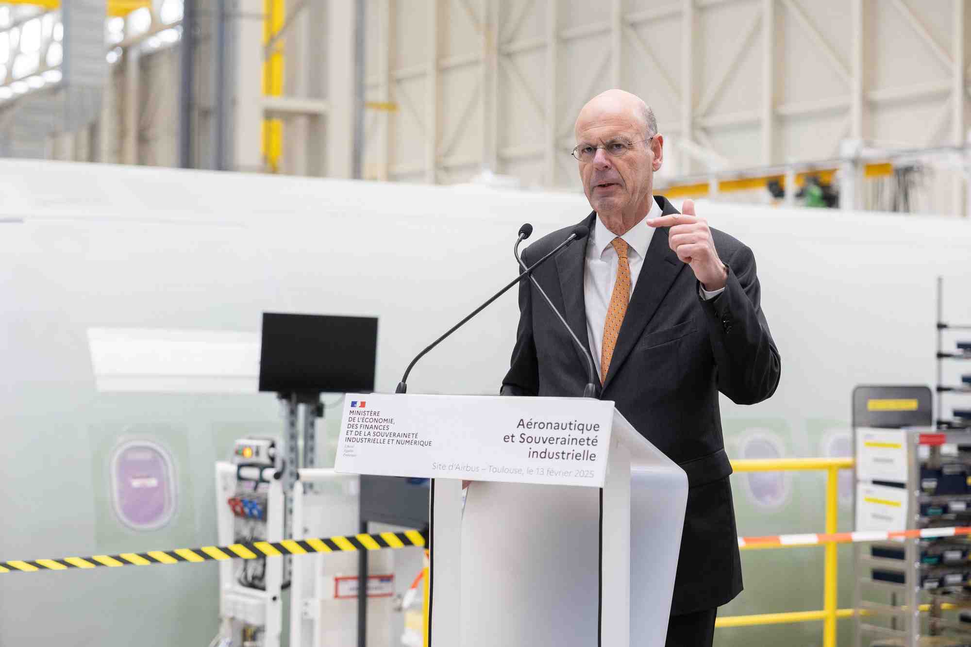 Le ministre de l'Économie, Eric Lombard, s'est rendu dans une usine d'Airbus à Toulouse, jeudi 13 février.