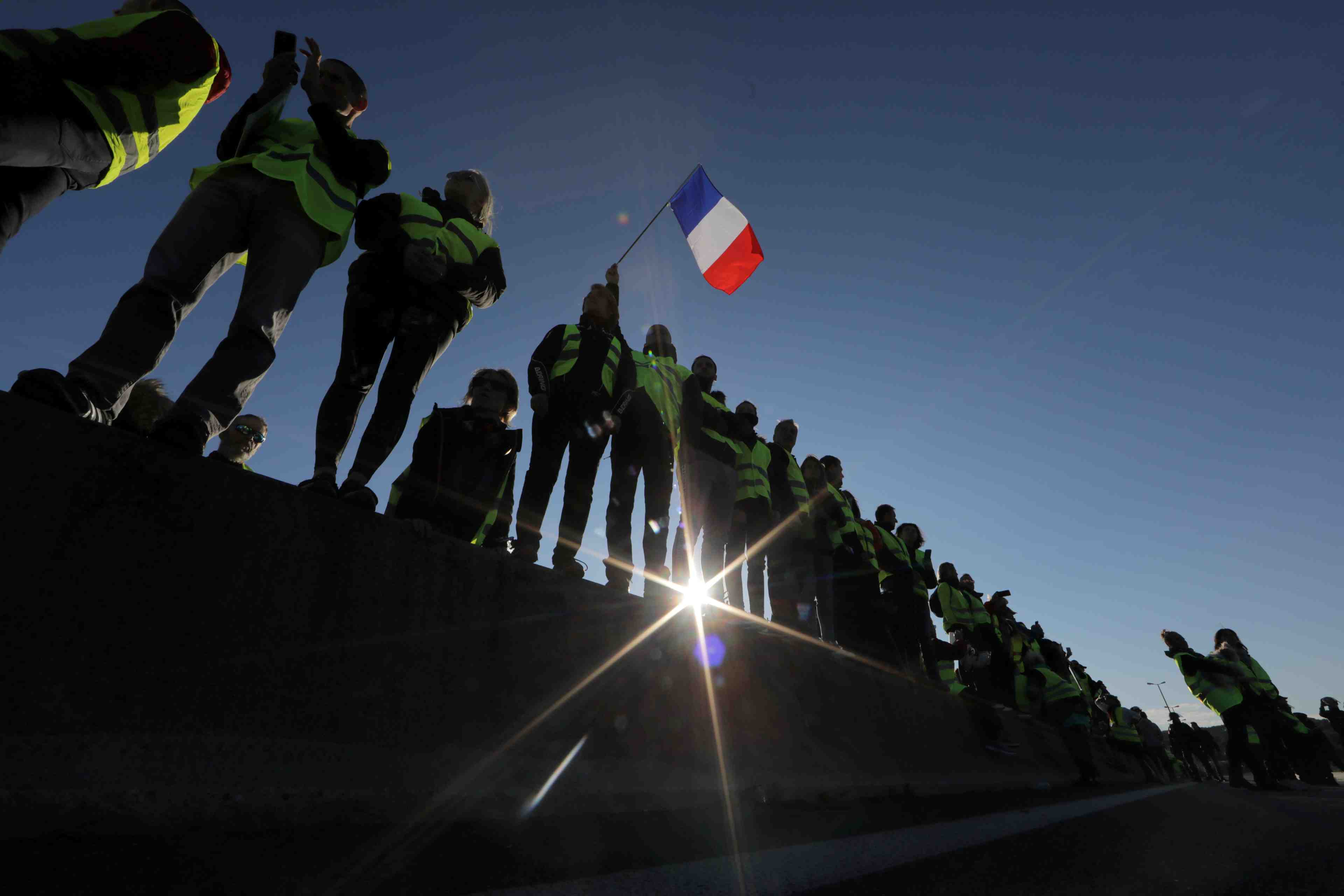 La mobilisation des "gilets jaunes" reussie mais endeuillee