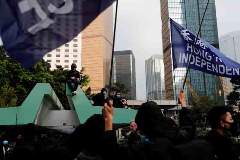 La police anti-emeutes intervient contre des manifestants a hong kong