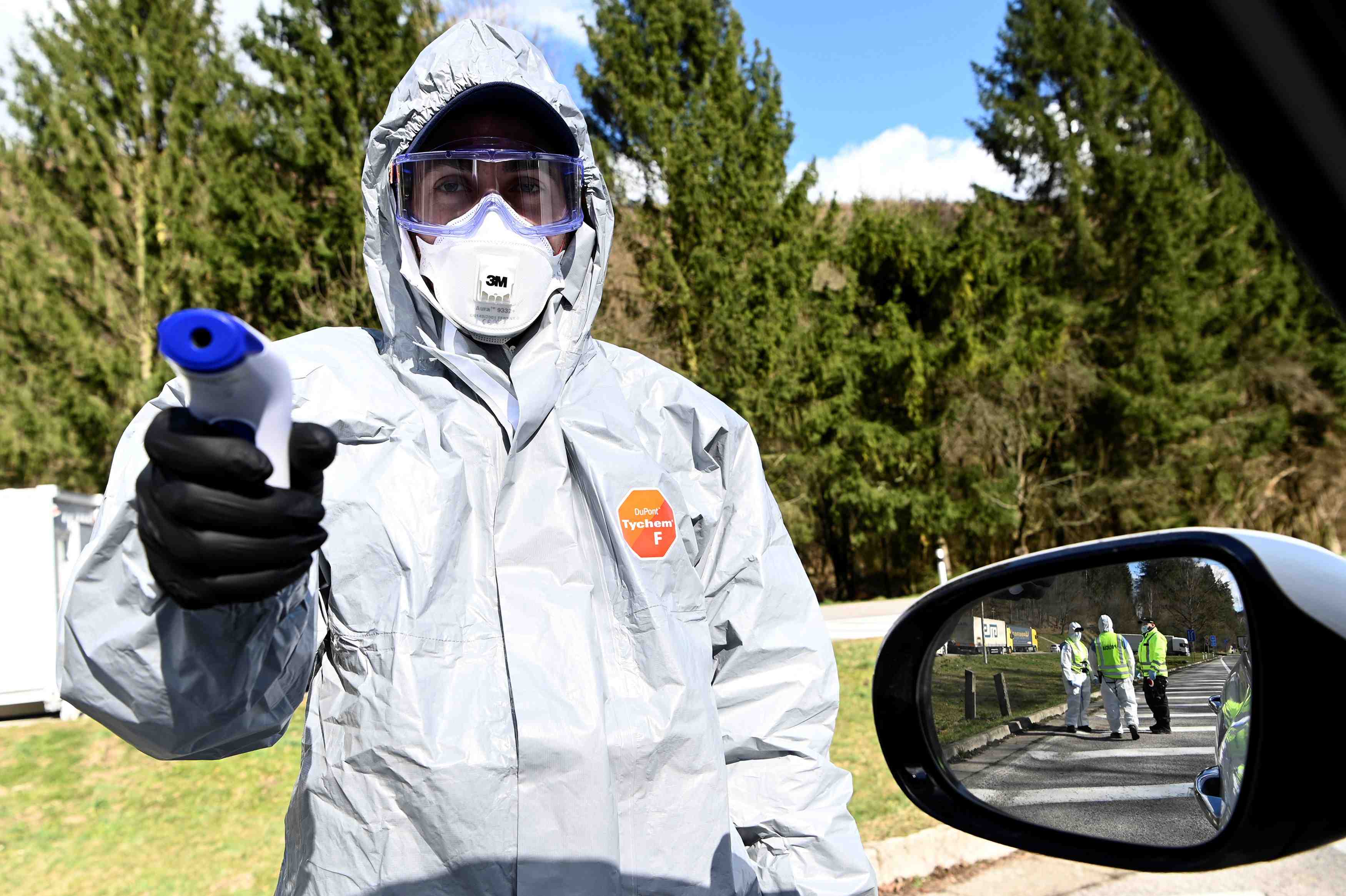 Les pays se confinent pour tenter de contenir le coronavirus