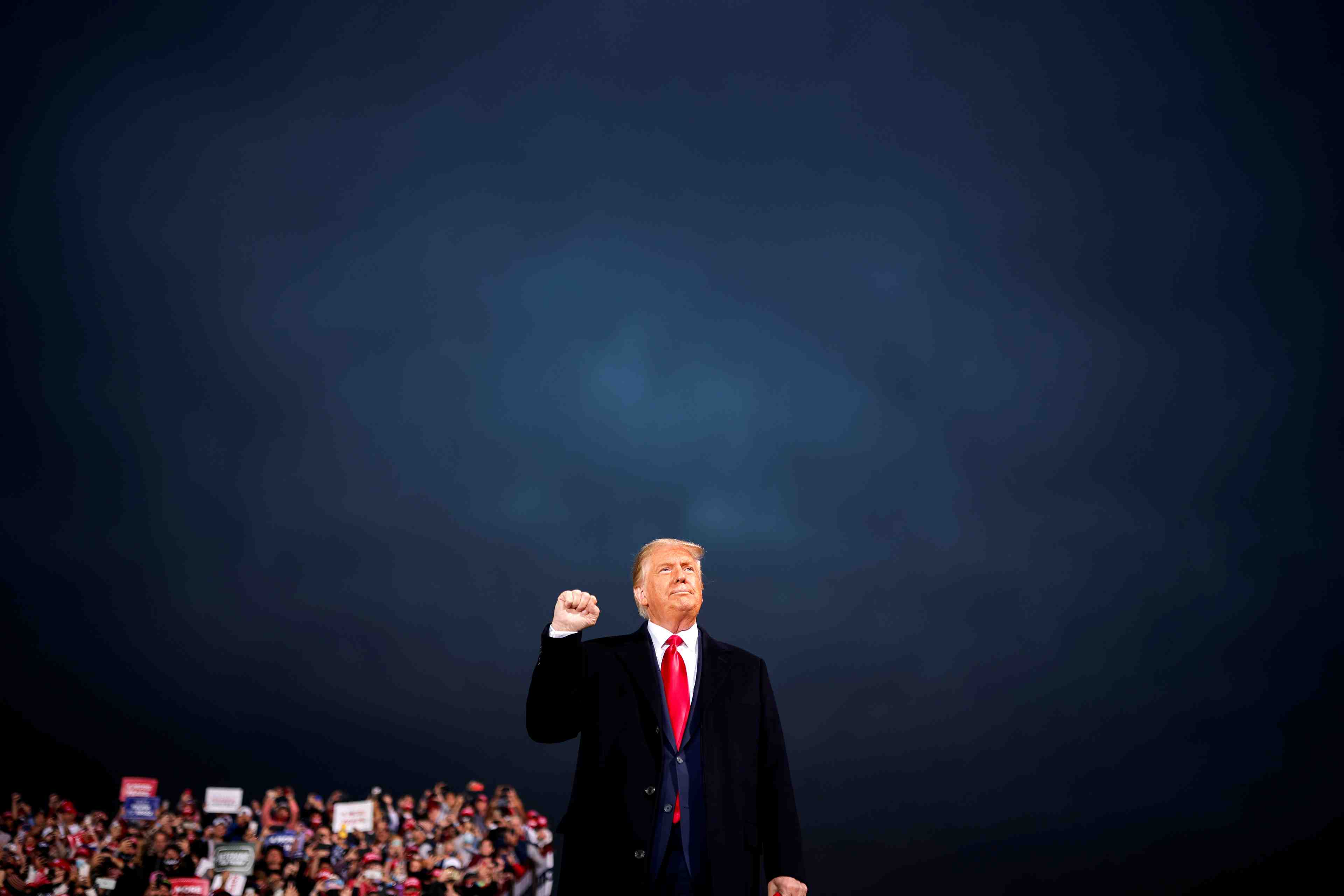 Usa: trump se dit pret a un plan de relance de plus de 1.800 milliards de dollars
