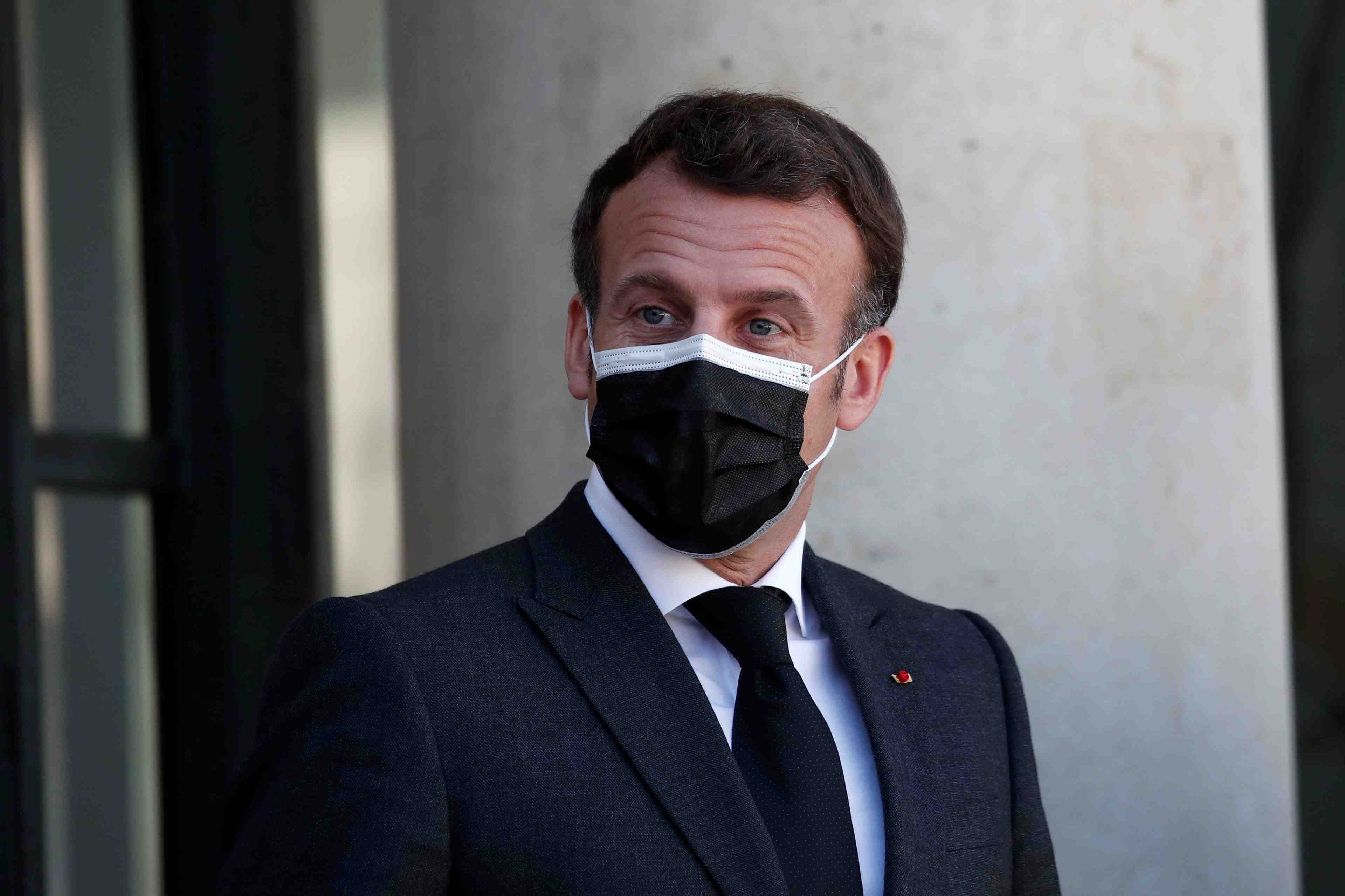 La france subit une "acceleration" de l'epidemie de coronavirus, dit macron