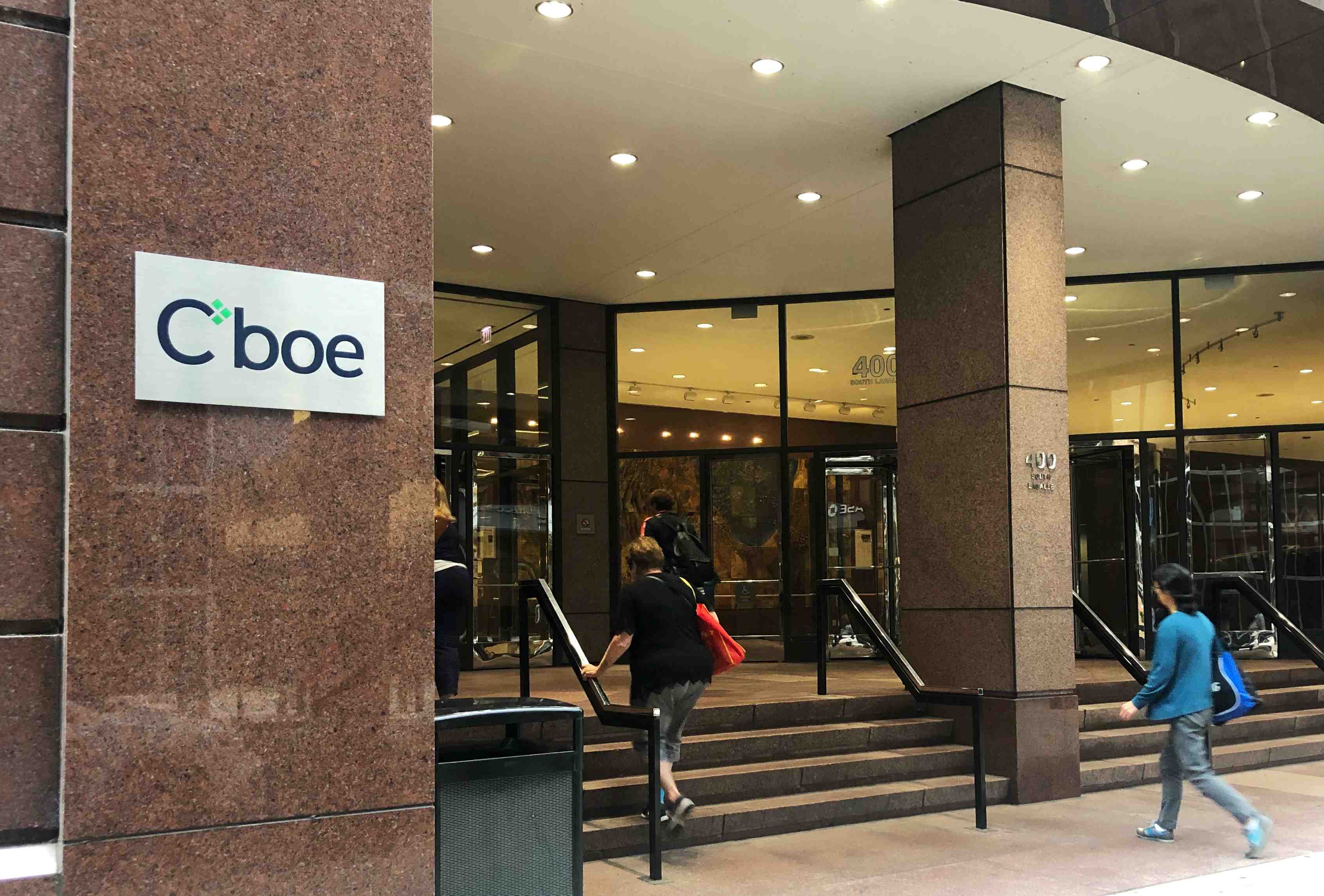 Cme dement avoir fait une offre de 16 milliards de dollars pour son rival cboe