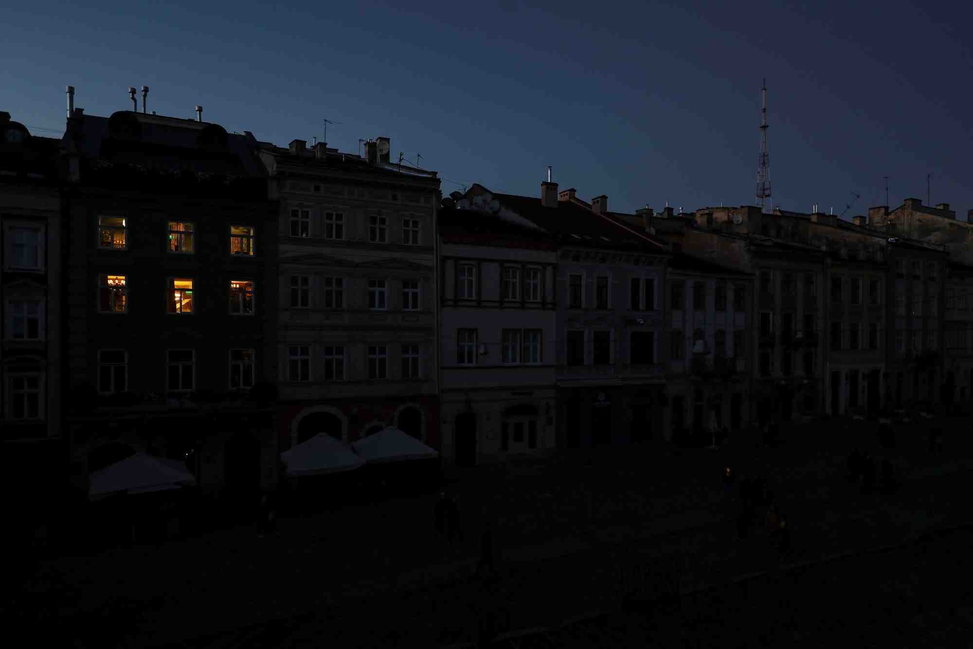 Photo d'archives de lviv plongee dans le noir apres des tirs de missiles russes