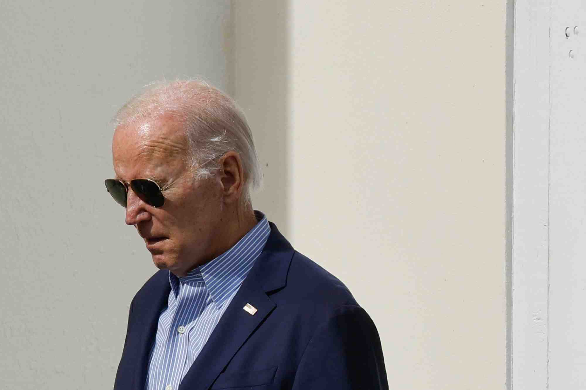 Le president americain joe biden sort d'une eglise a christiansted, sainte-croix, etats-unis