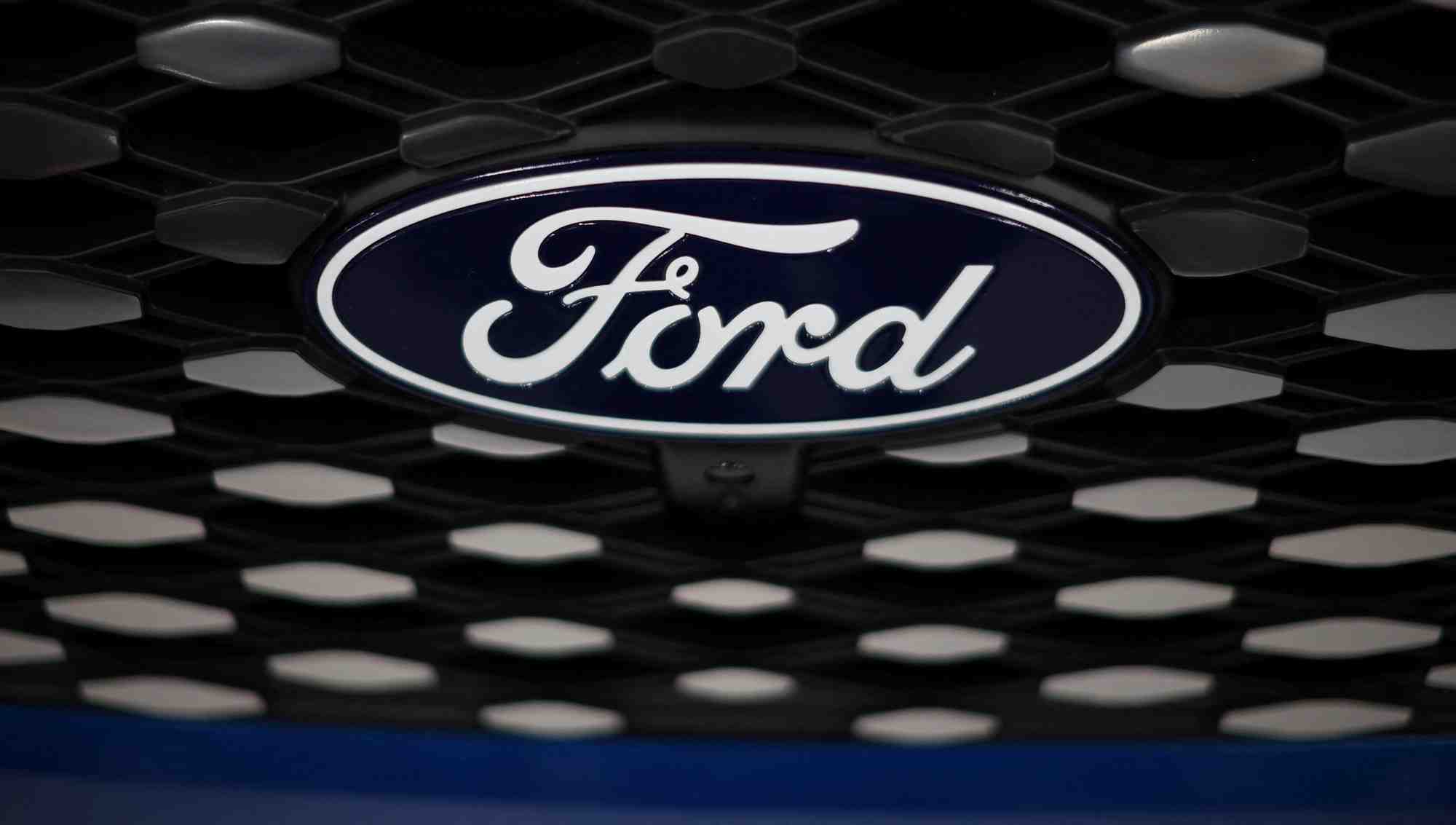 Un logo ford sur un vehicule concept lors d'un evenement de presse a liverpool