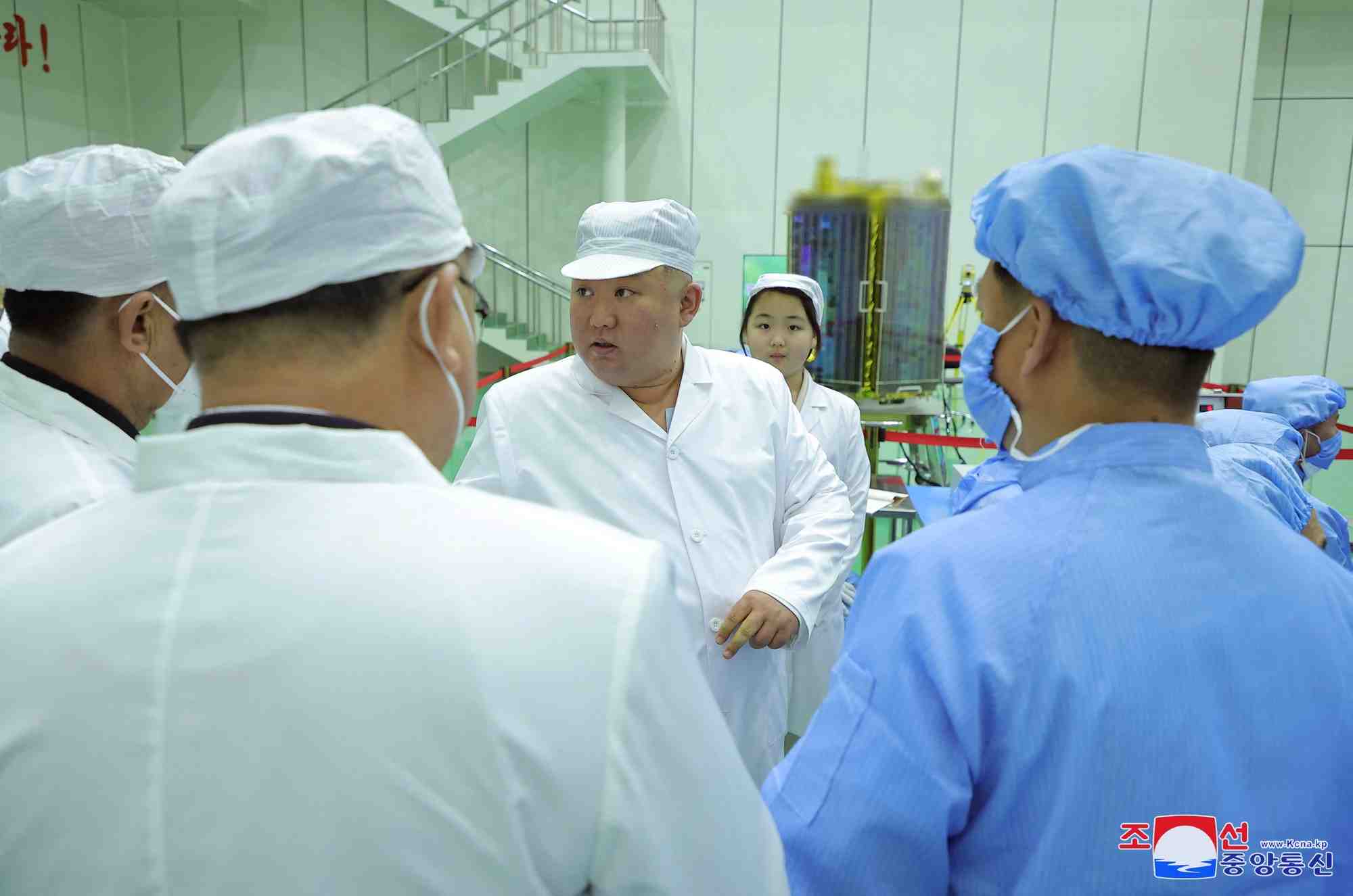 Le dirigeant nord-coreen kim jong-un et sa fille kim ju ae rencontrent les membres du comite preparatoire de lancement de satellites a pyongyang