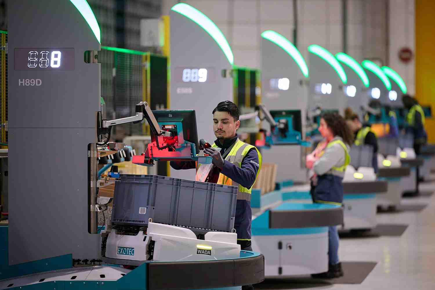 Contrairement aux idées reçues, tous ces robots n’ont pas fait disparaitre de postes humains, assure Exotec.
