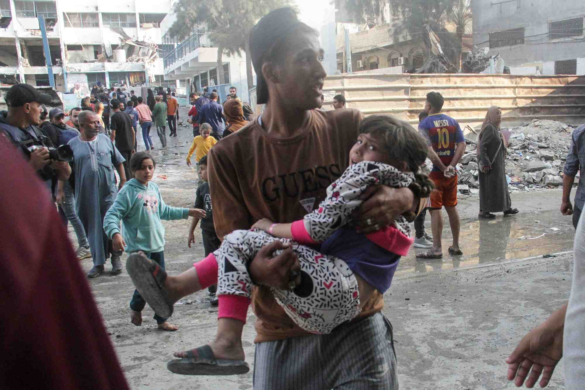 Consequences d'une frappe israelienne sur une ecole abritant des personnes deplacees, dans la ville de gaza