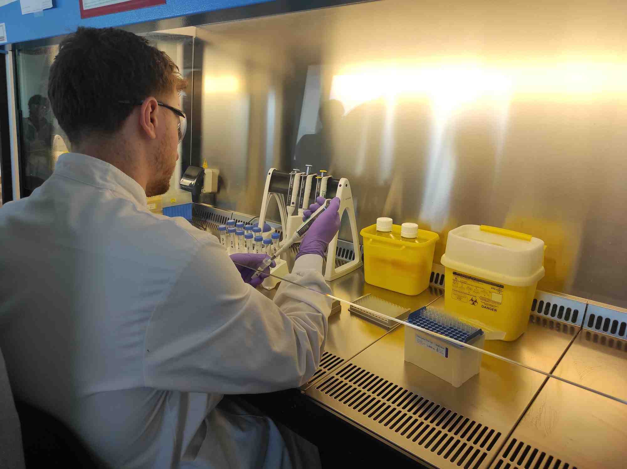 Sanofi a inauguré ce 18 avril 2025 son nouveau centre d'excellence R&D vaccins. Nommée XL, cette plateforme doit permettre au groupe de renforcer son positionnement sur l'ARN messager, après les difficultés rencontrées pendant la pandémie.