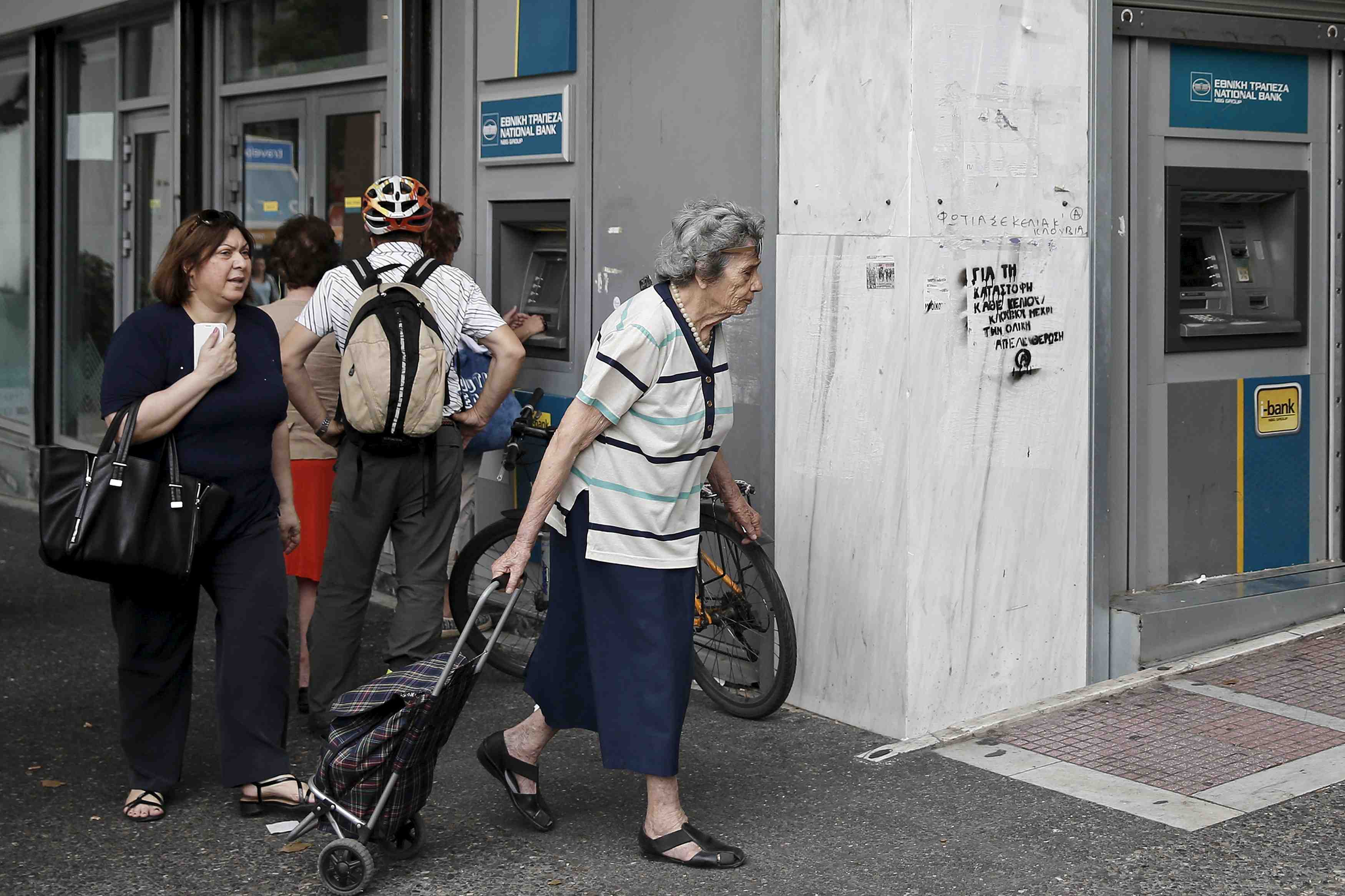 Les grecs amassent l'argent liquide de peur d'une crise bancaire