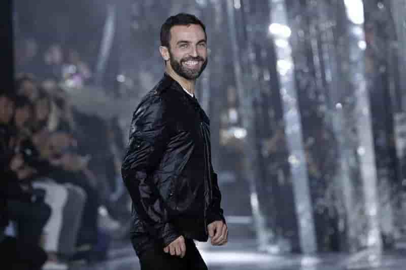 Le designer de vuitton, nicolas ghesquiere, serait sur la sortie