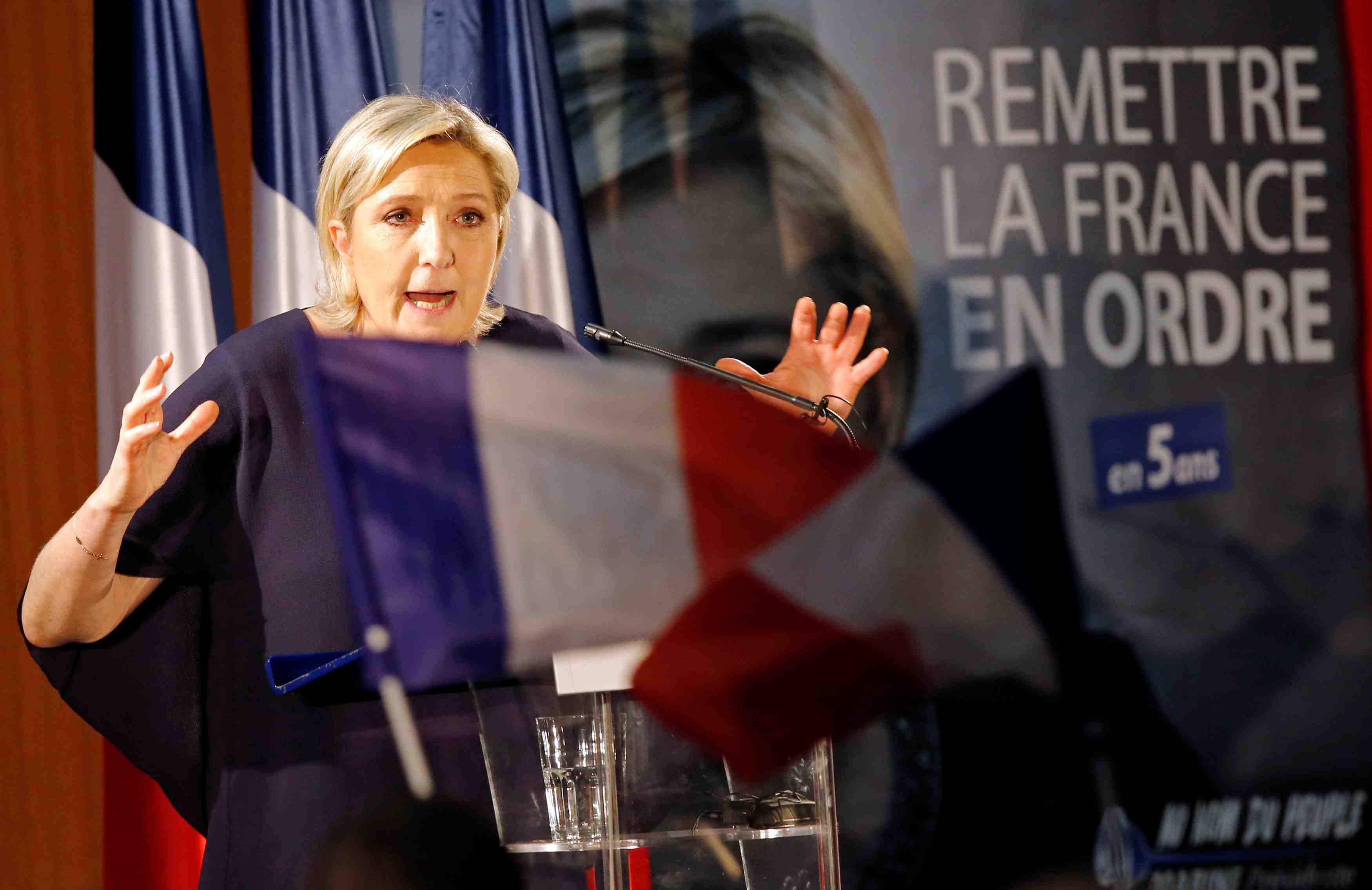Le pen mene sa campagne a l'epreuve du doute