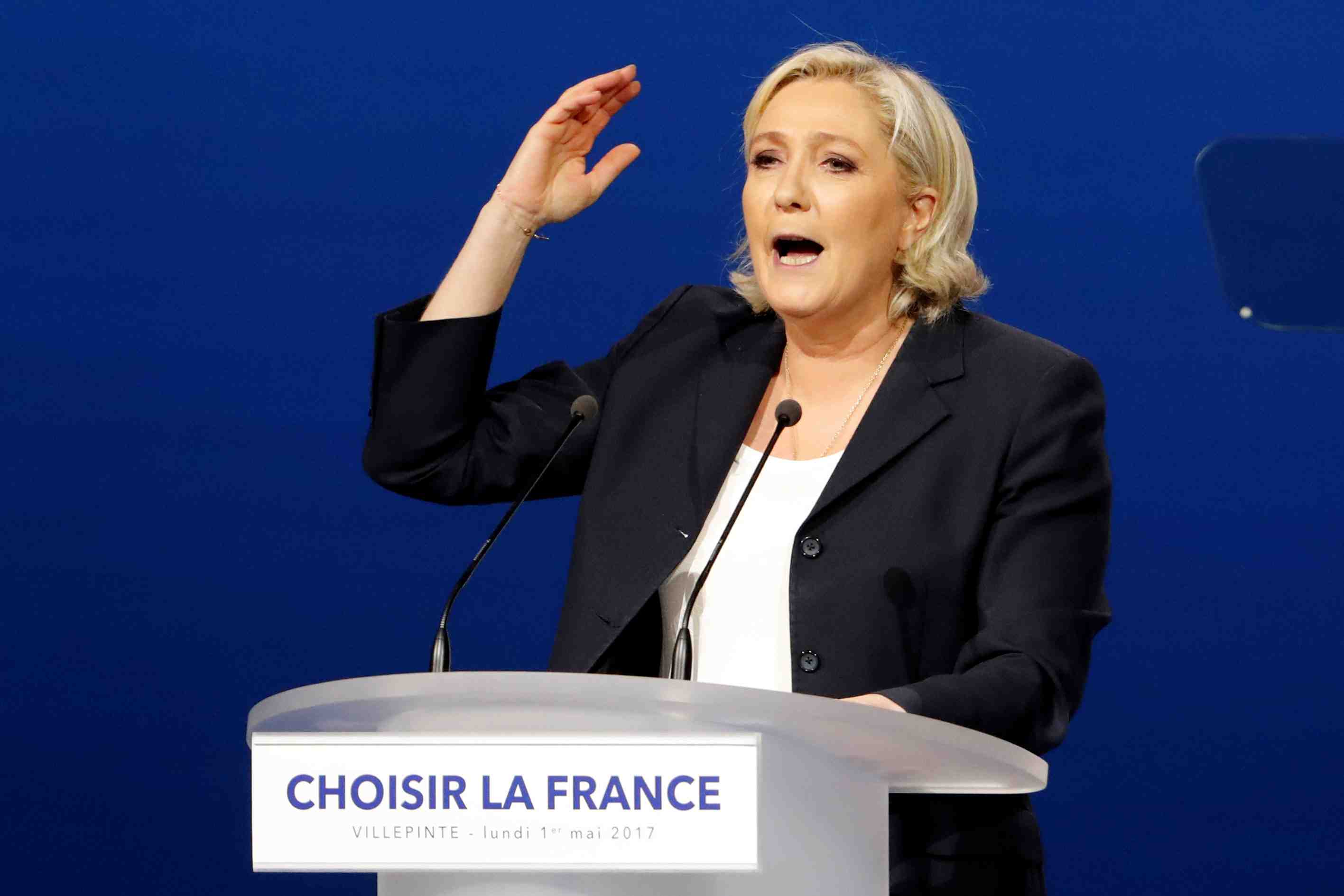 Le pen charge macron