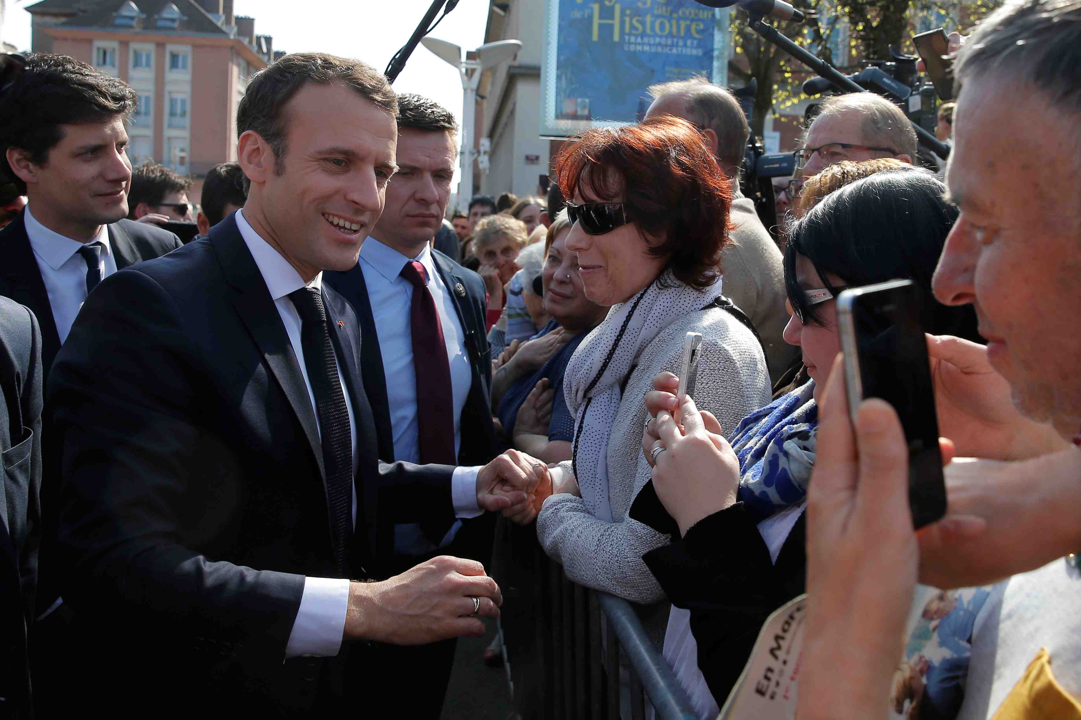 Macron exhorte les syndicats de la sncf a cesser de bloquer le pays