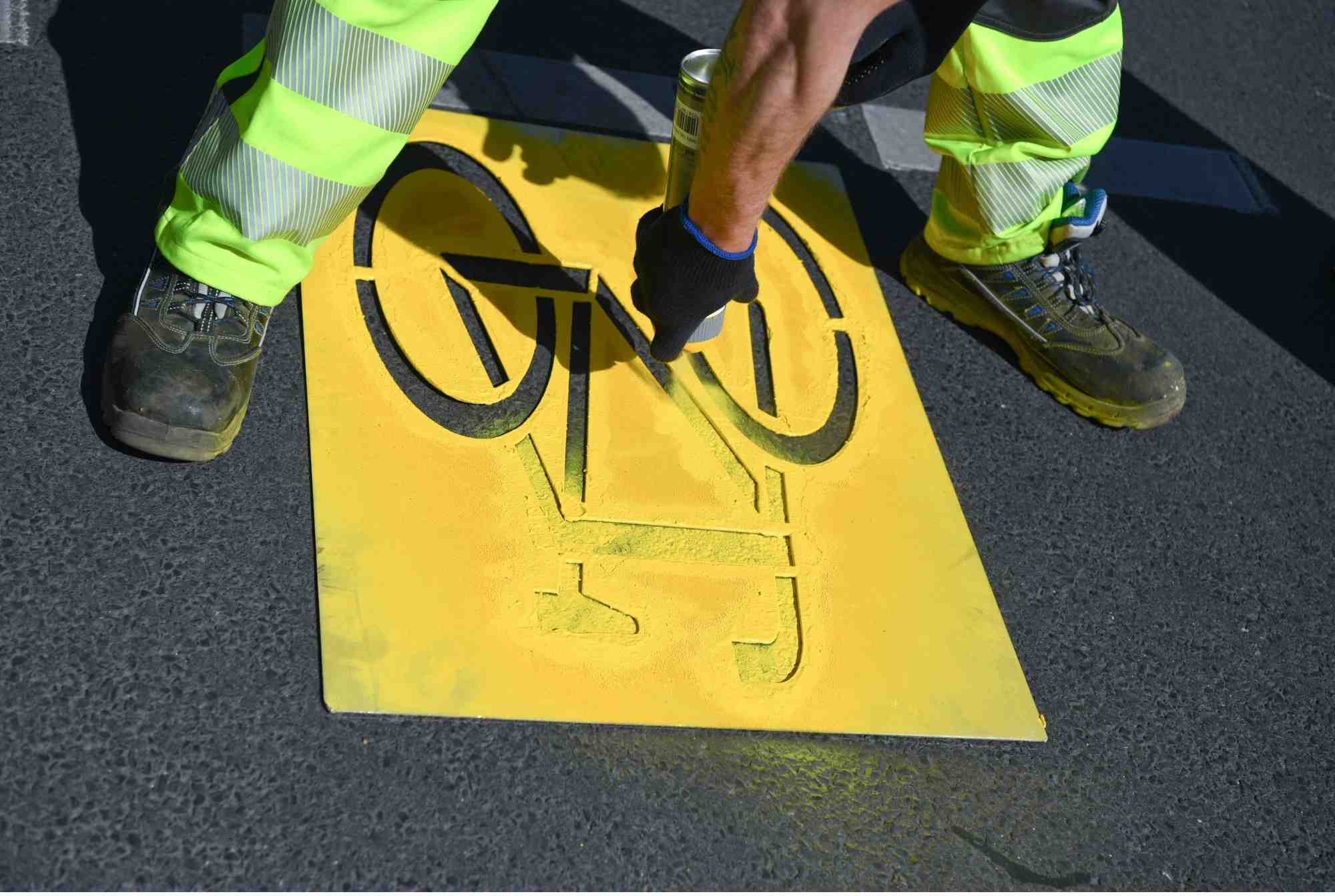 Une piste cyclable provisoire en cours d'installation à Berlin (Allemagne).
