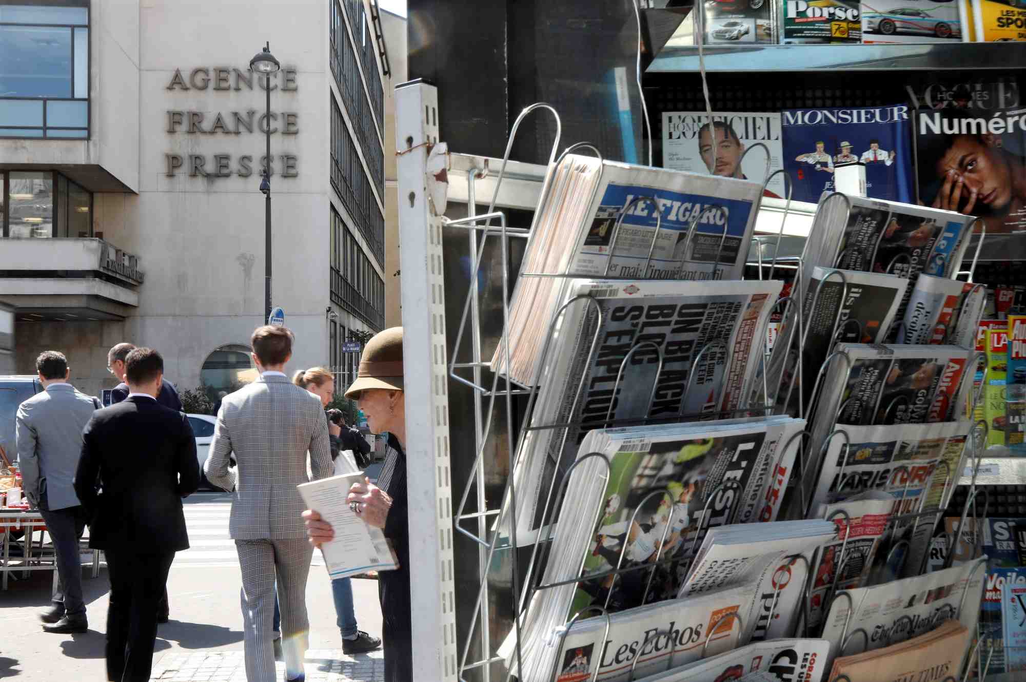 Presse : kiosque à journaux situé devant les locaux de l'AFP, à Paris