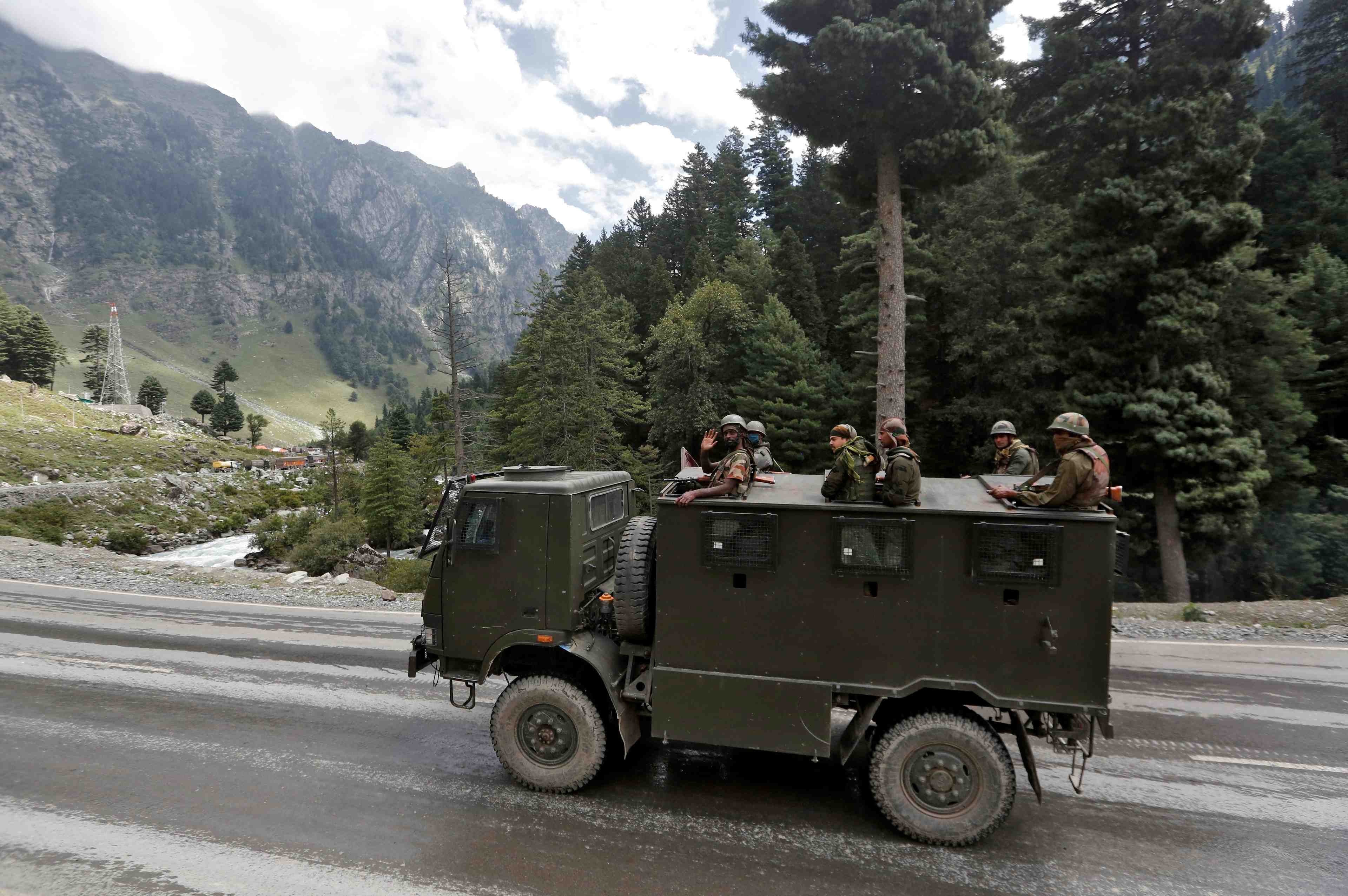Chine et inde s'accordent pour le desengagement de leurs troupes a leur frontiere commune
