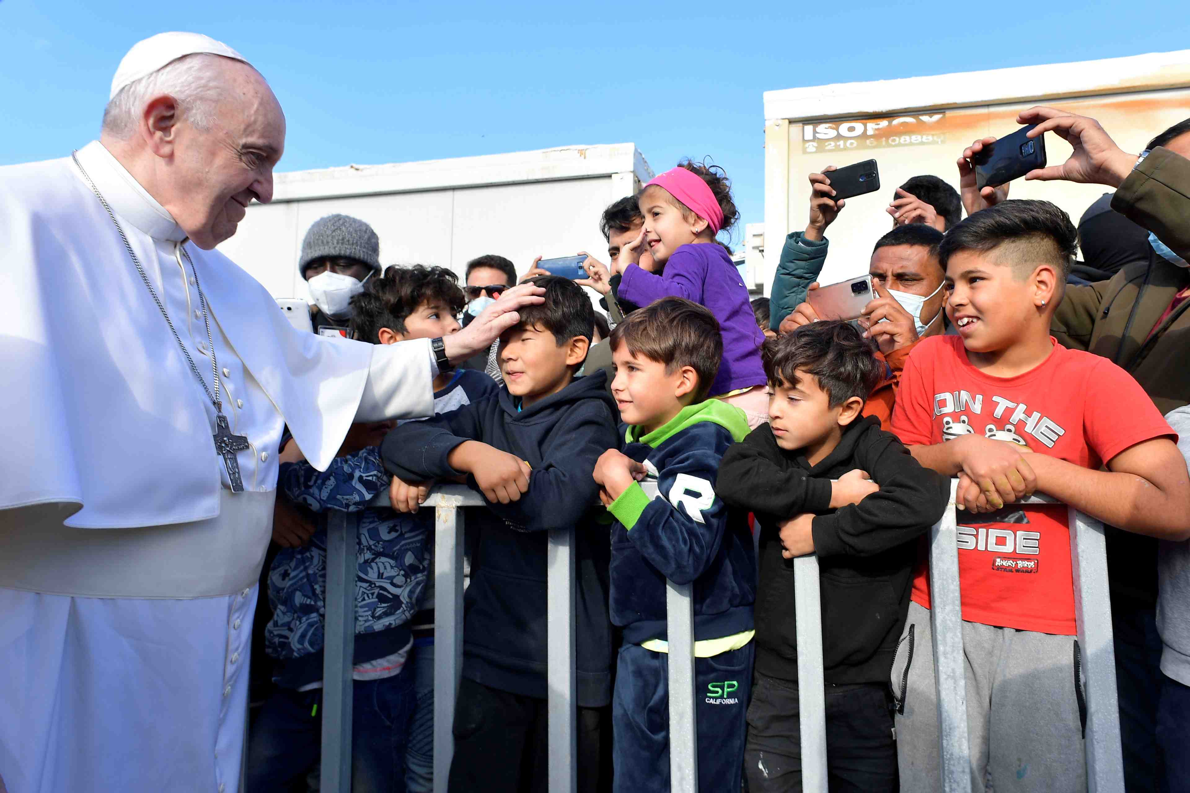 Le pape francois en grece, ou il a visite un camp de migrants a lesbos