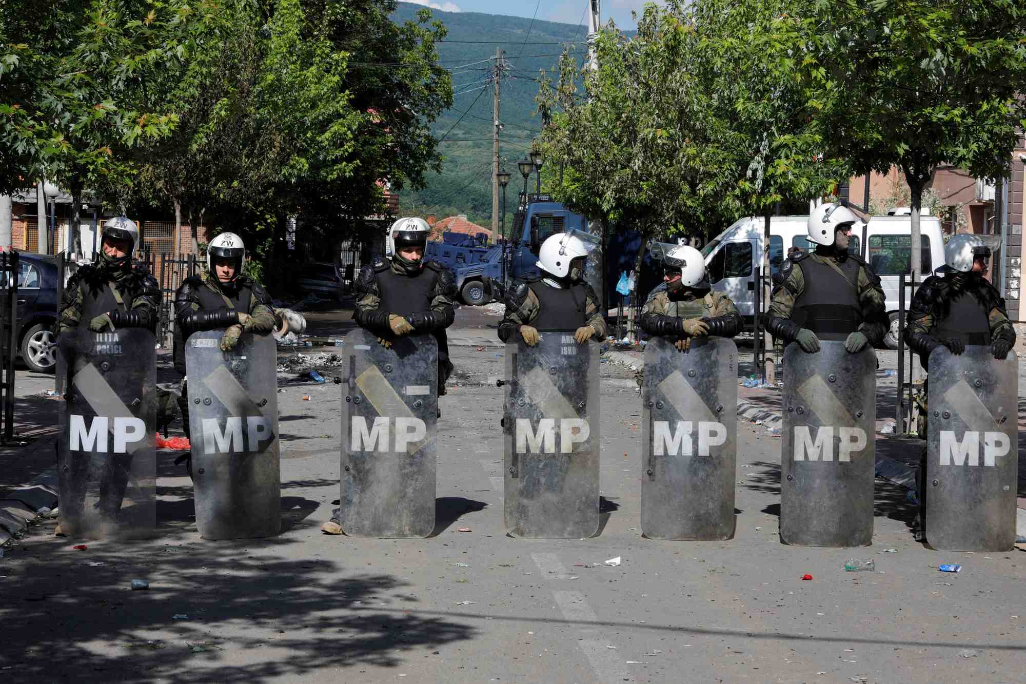 Des soldats polonais de la force de paix au kosovo (kfor) montent la garde devant un bureau municipal a zvecan