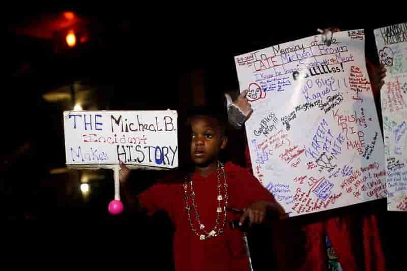 A Ferguson, le père du jeune Noir abattu appelle au calme