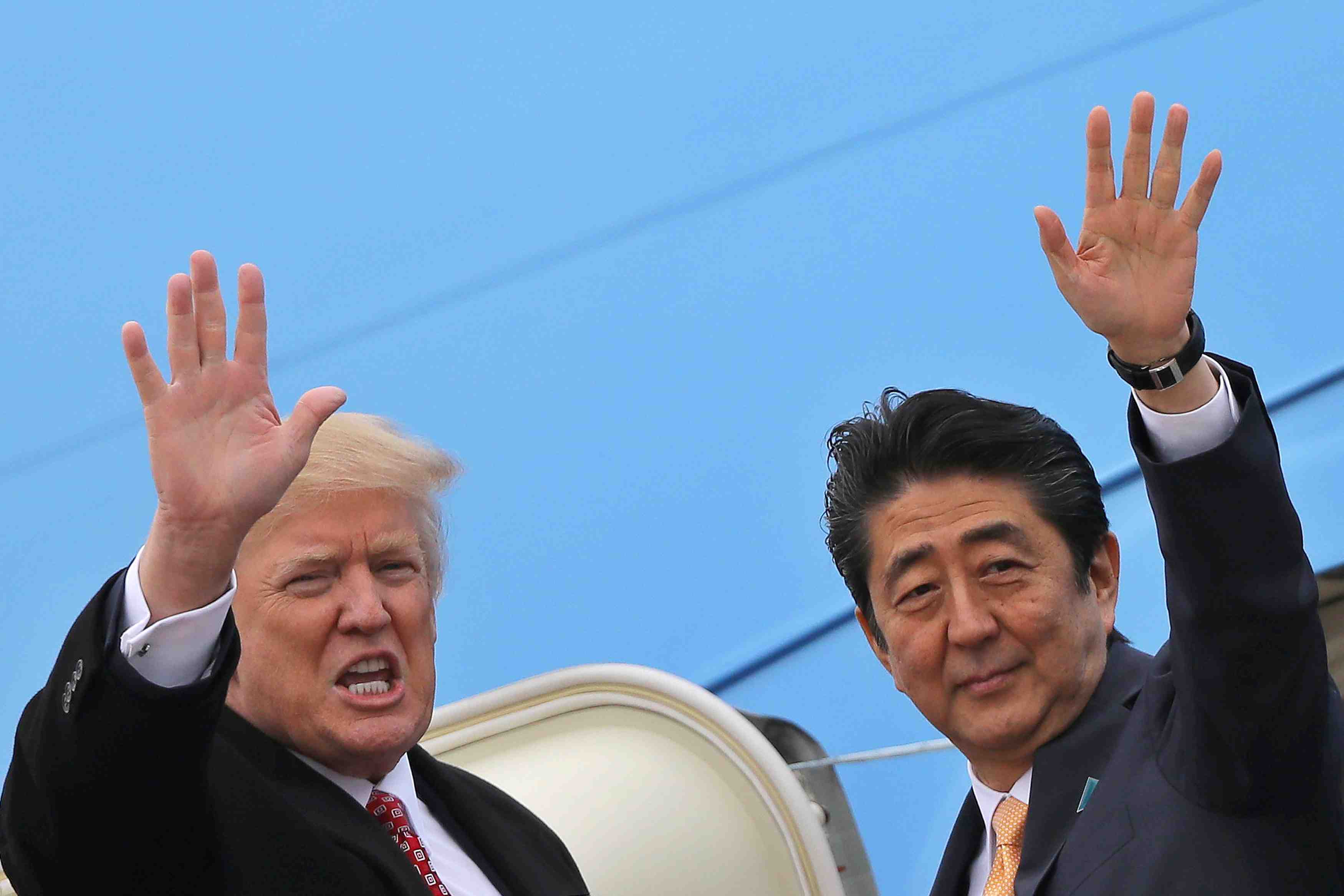Trump et abe s'essaient en prive a la diplomatie par le golf